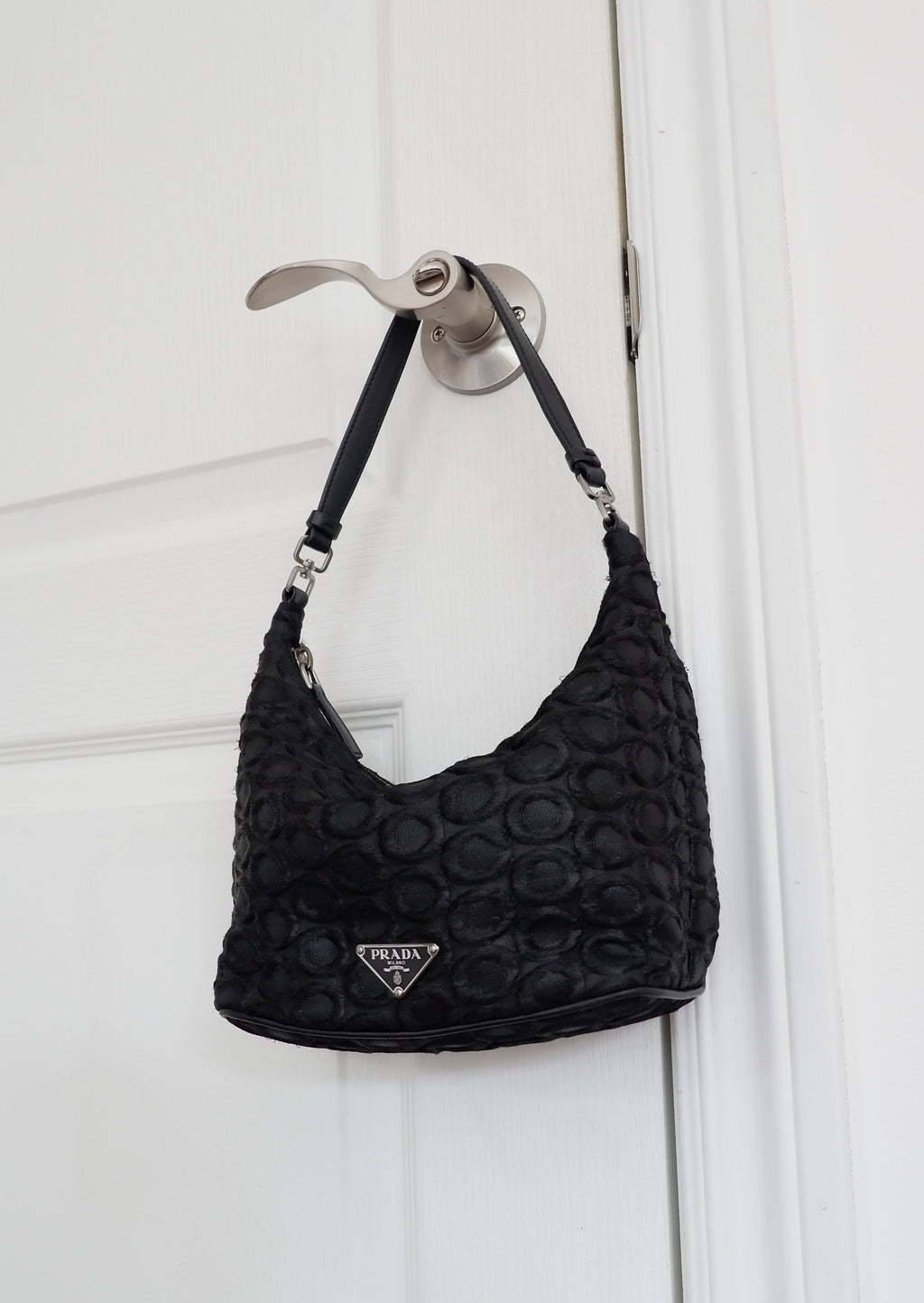 Sac porté épaule Prada authentique d'occasion en tissu noir avec détail cercle