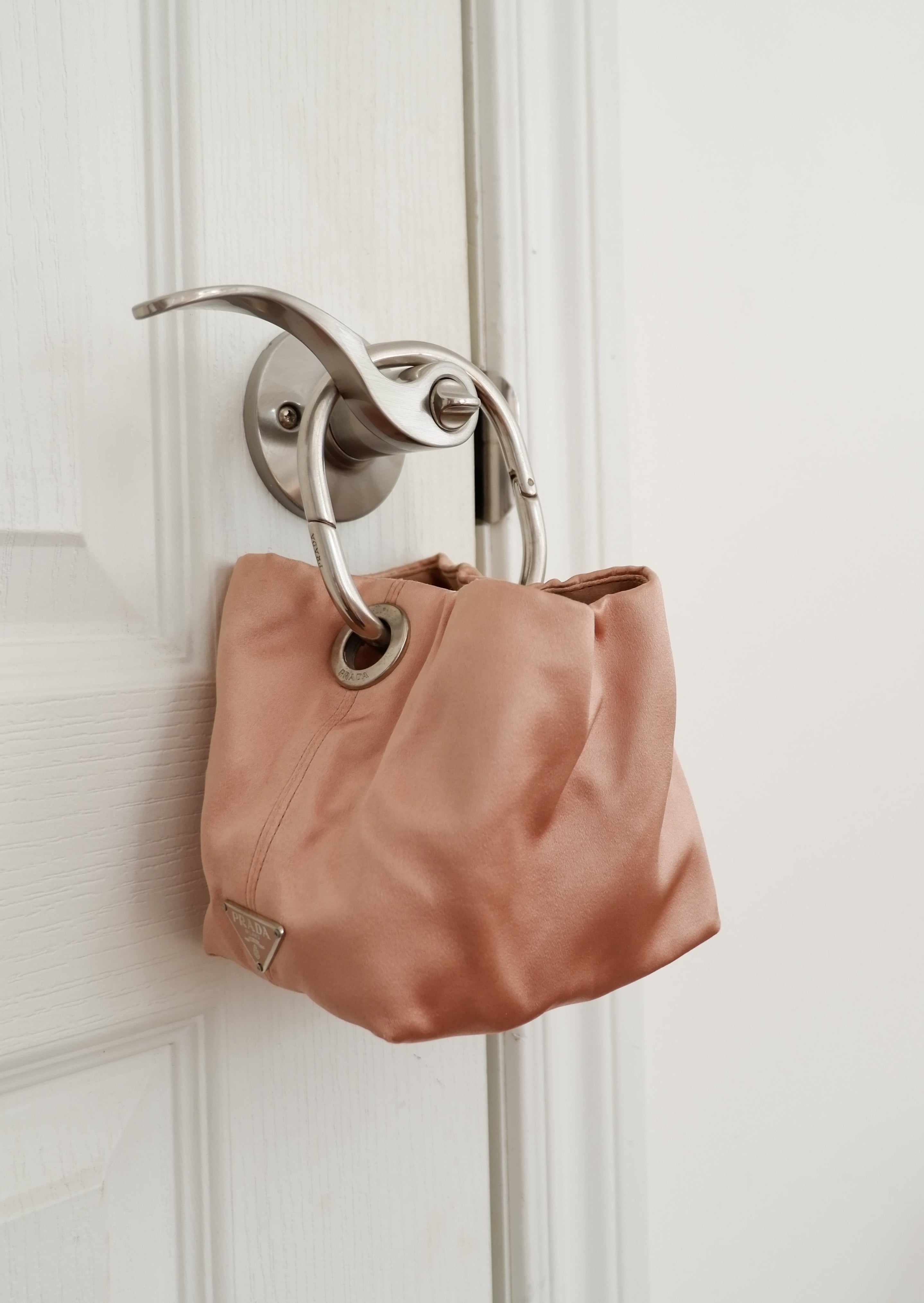 Authentique Pochette Prada Rose Satin Anse Anneau Argentée d'Occasion