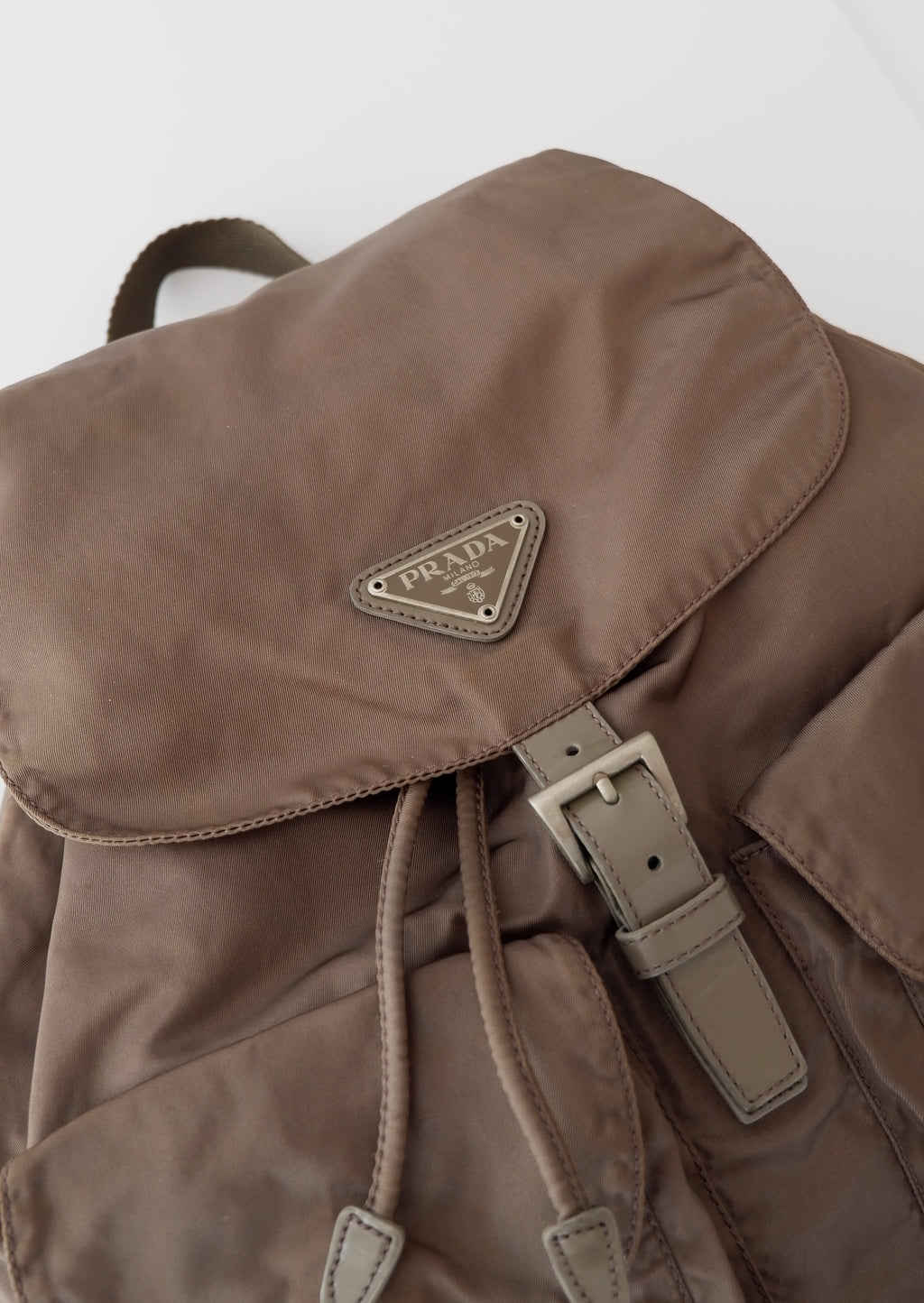 Sac à dos Prada authentique d'occasion en nylon gris/kaki