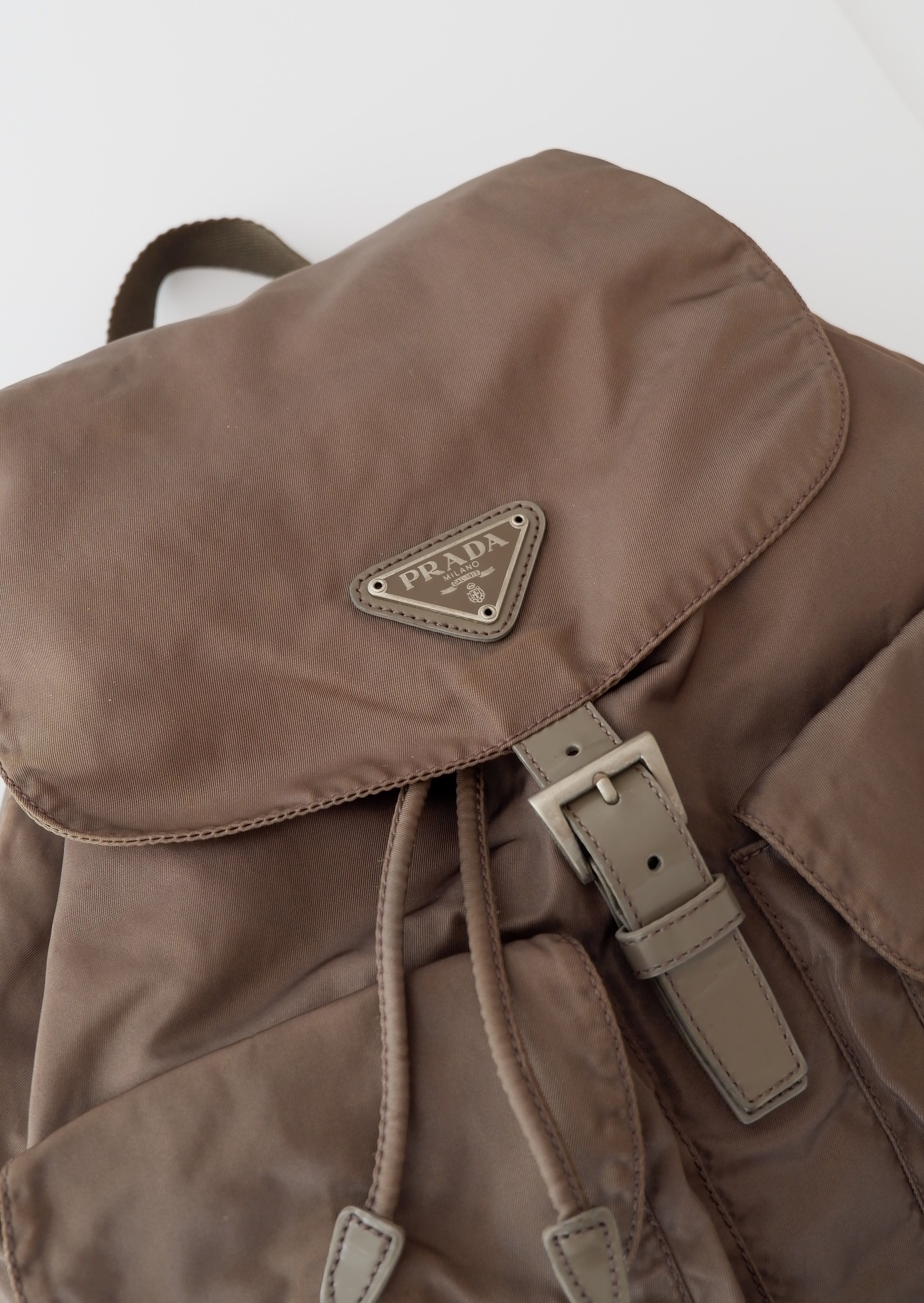 Sac à dos Prada authentique d'occasion en nylon gris/kaki