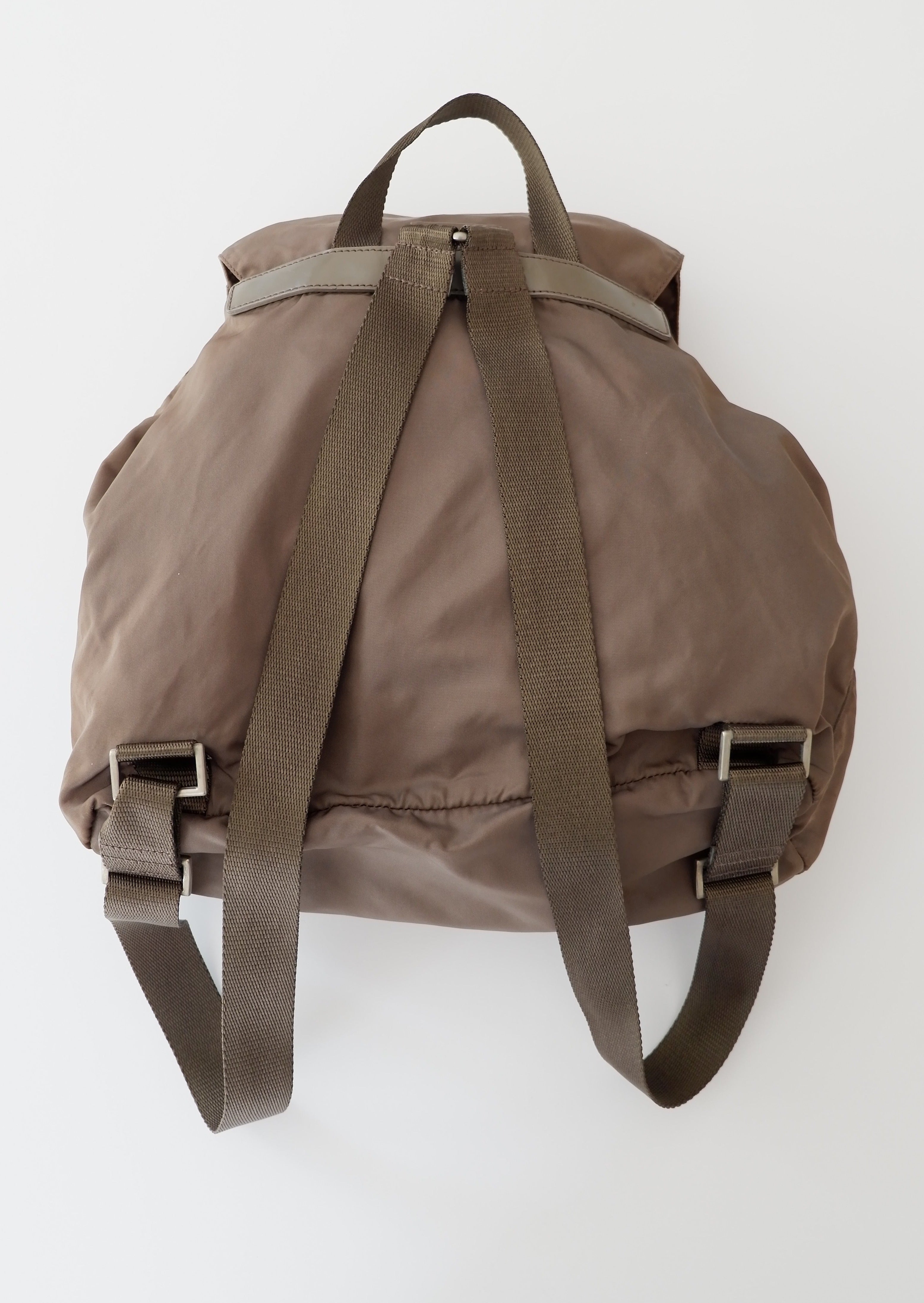 Sac à dos Prada authentique d'occasion en nylon gris/kaki