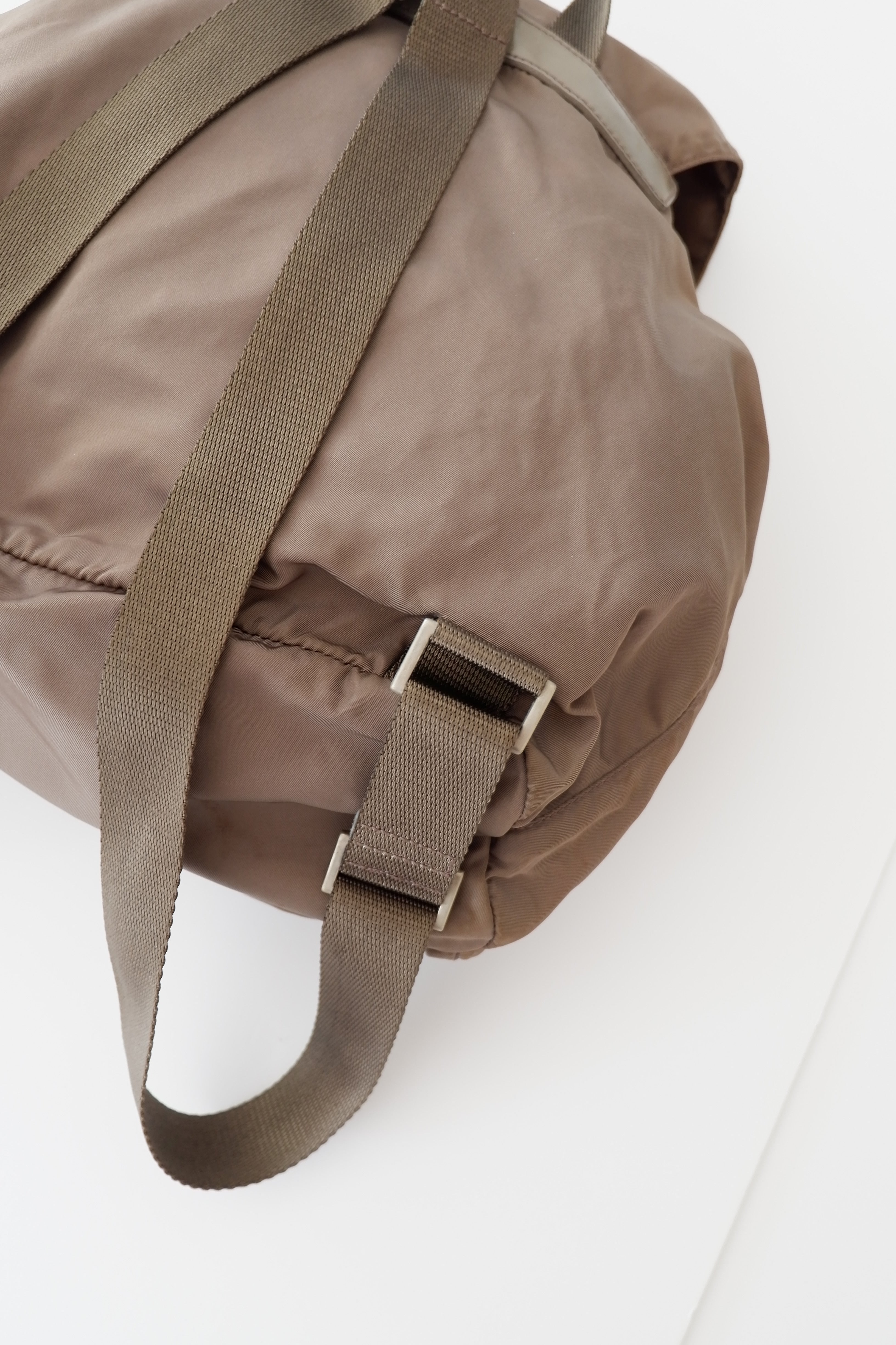 Sac à dos Prada authentique d'occasion en nylon gris/kaki