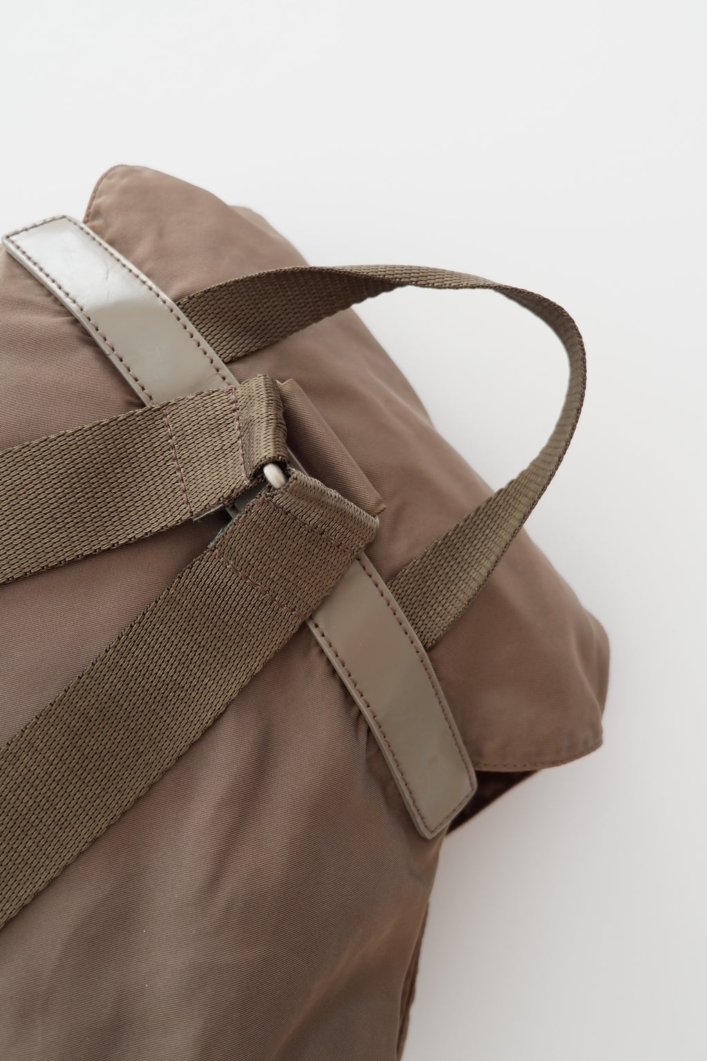 Sac à dos Prada authentique d'occasion en nylon gris/kaki