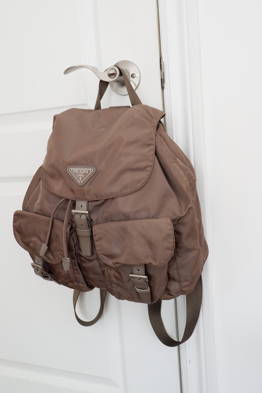 Sac à dos Prada authentique d'occasion en nylon gris/kaki