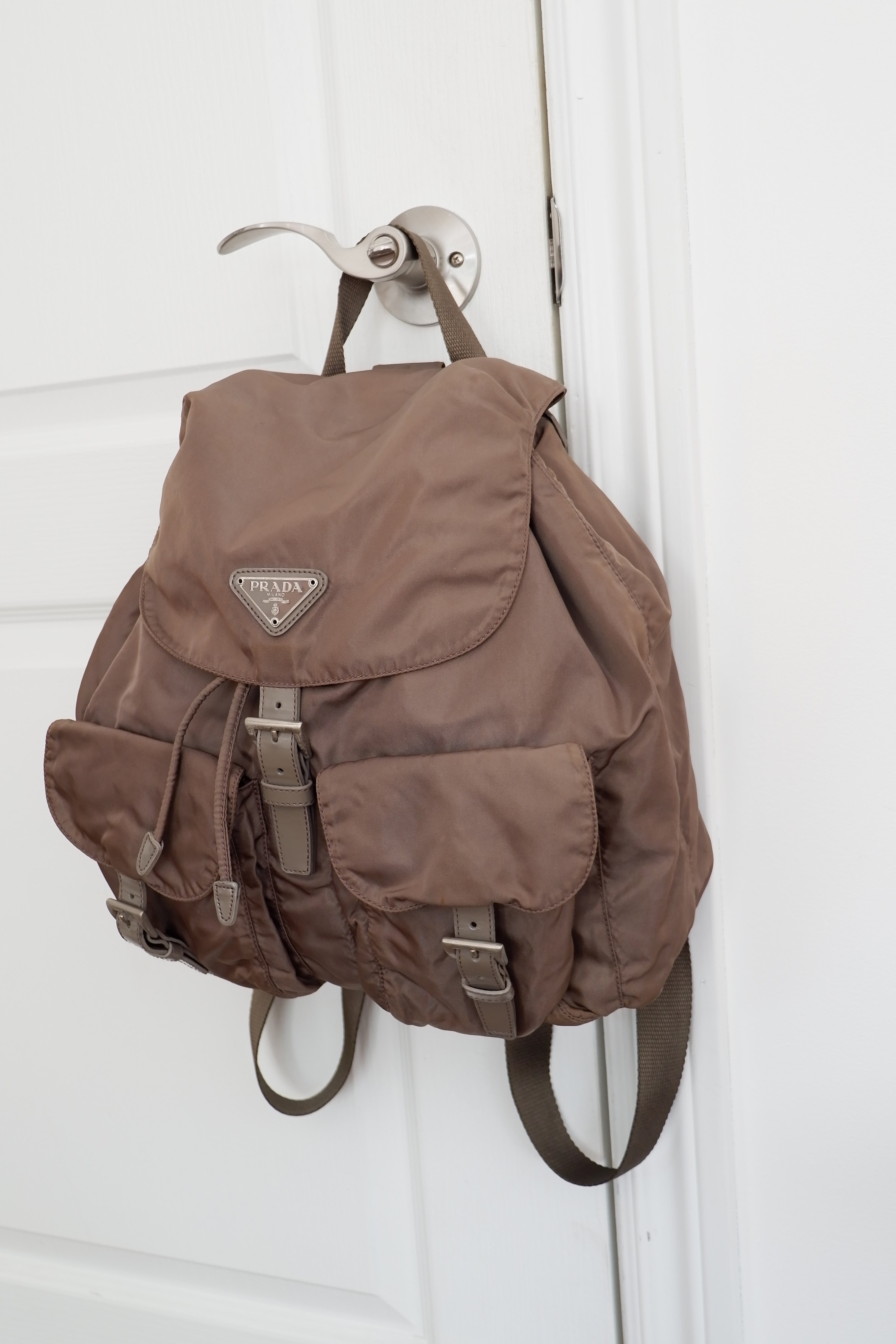 Sac à dos Prada authentique d'occasion en nylon gris/kaki