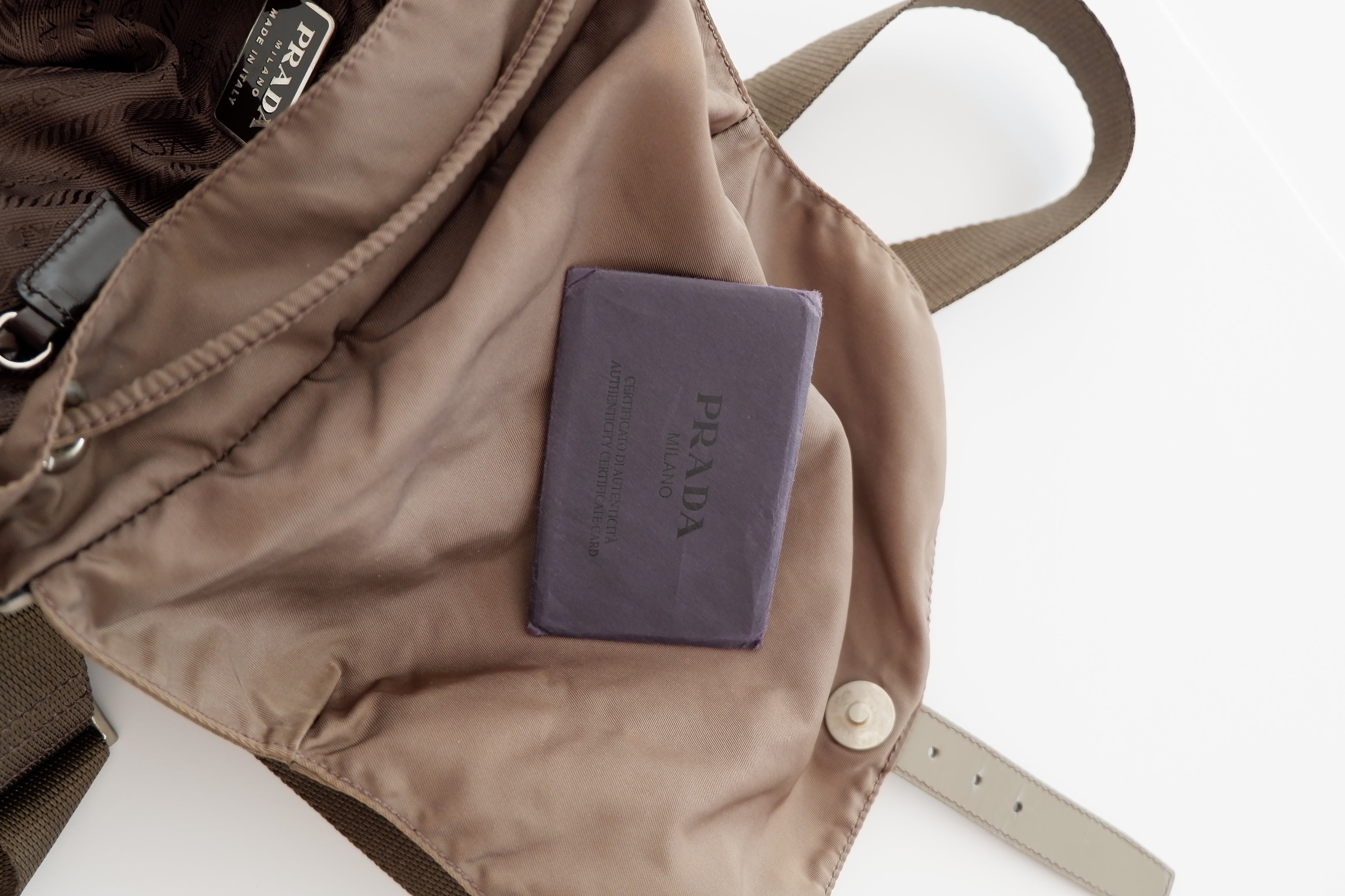 Sac à dos Prada authentique d'occasion en nylon gris/kaki