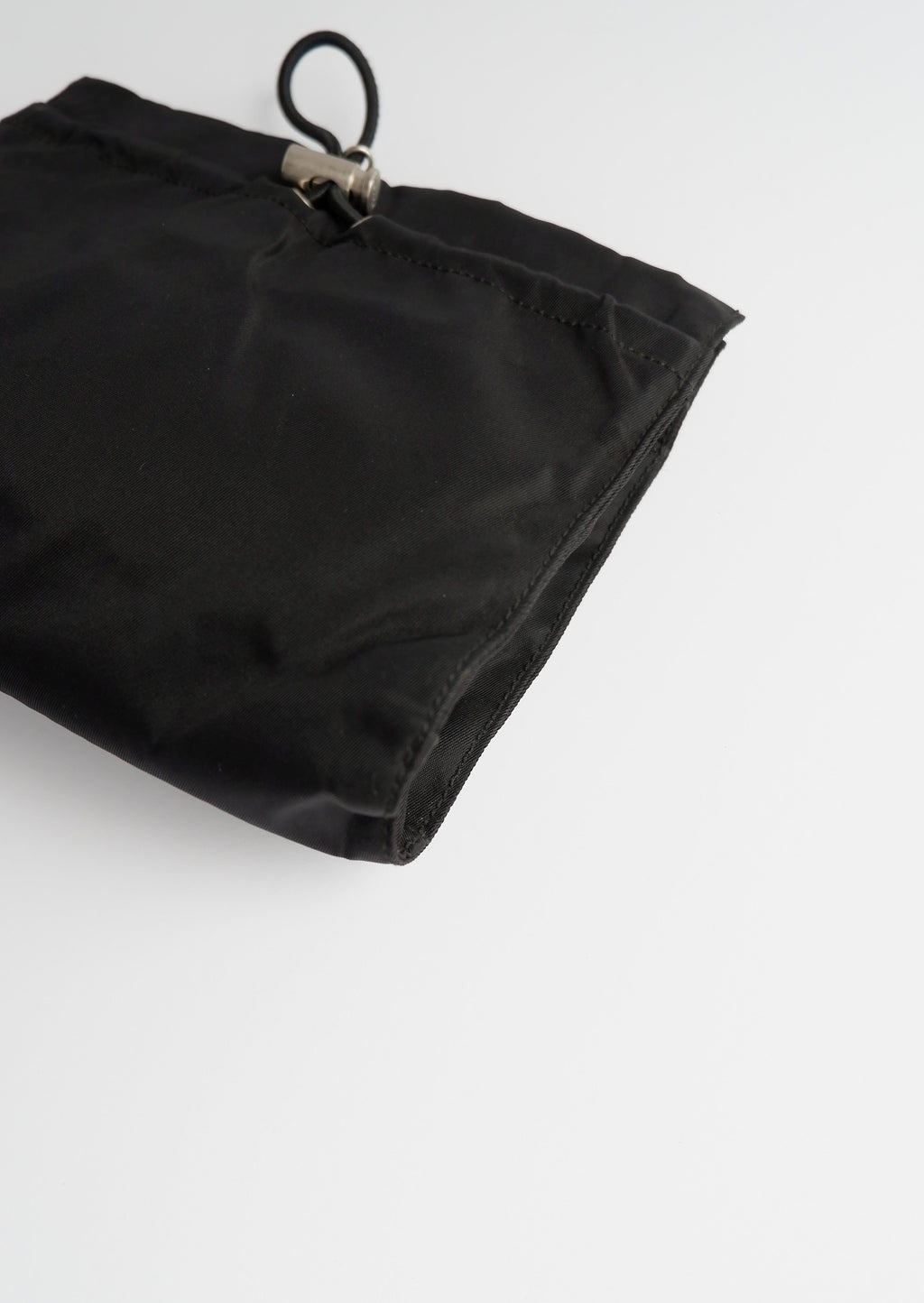 Pochette micro Prada authentique d'occasion en nylon noir