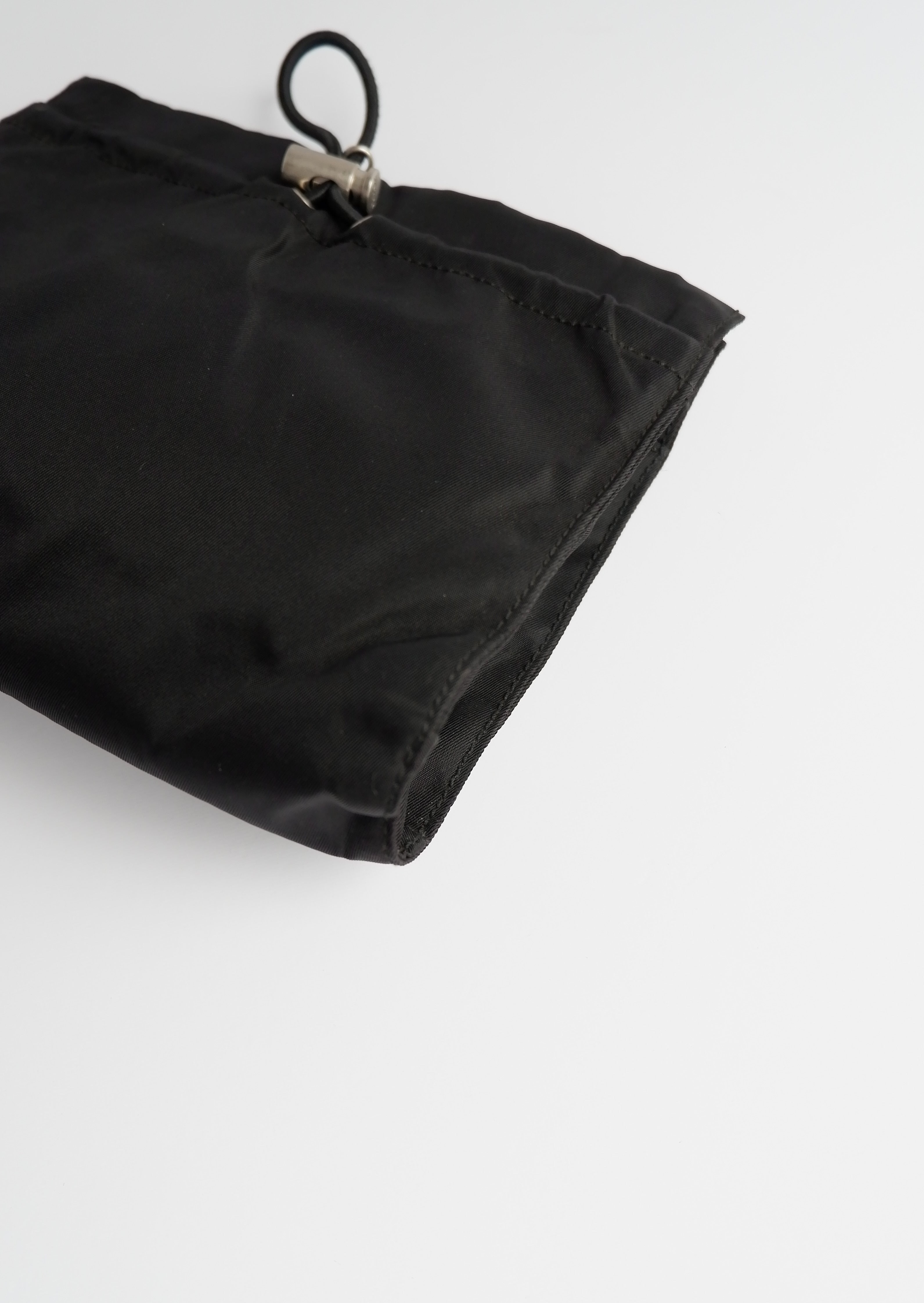Pochette micro Prada authentique d'occasion en nylon noir