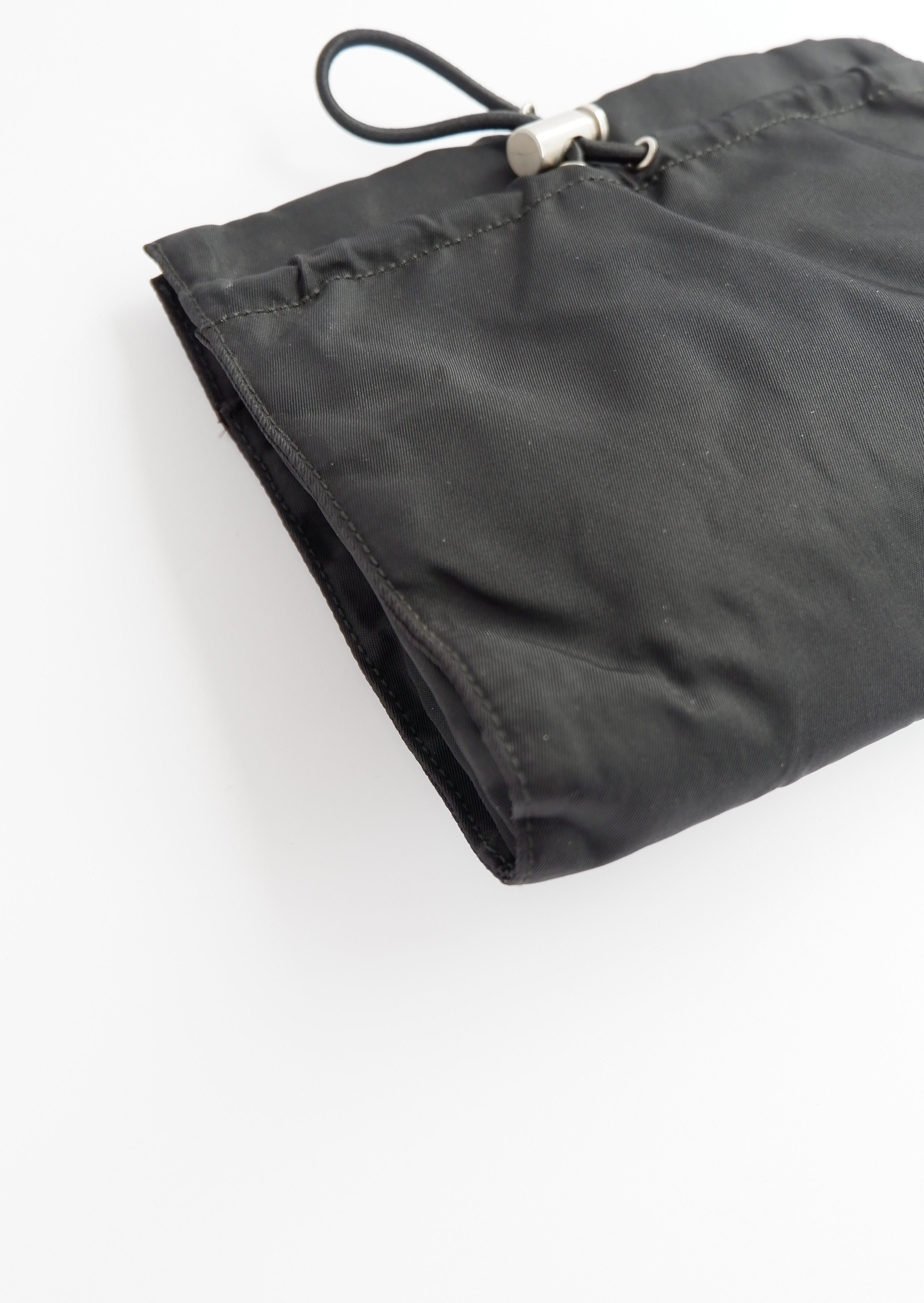 Pochette micro Prada authentique d'occasion en nylon noir