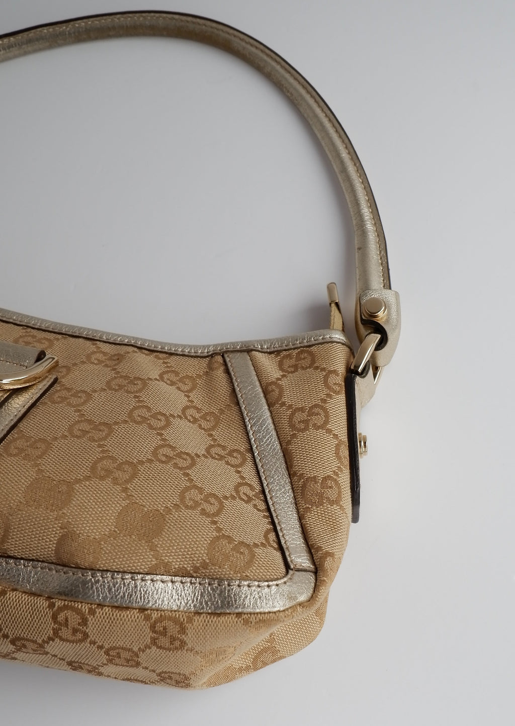 Sac bandoulière Gucci authentique d'occasion en toile GG beige/doré