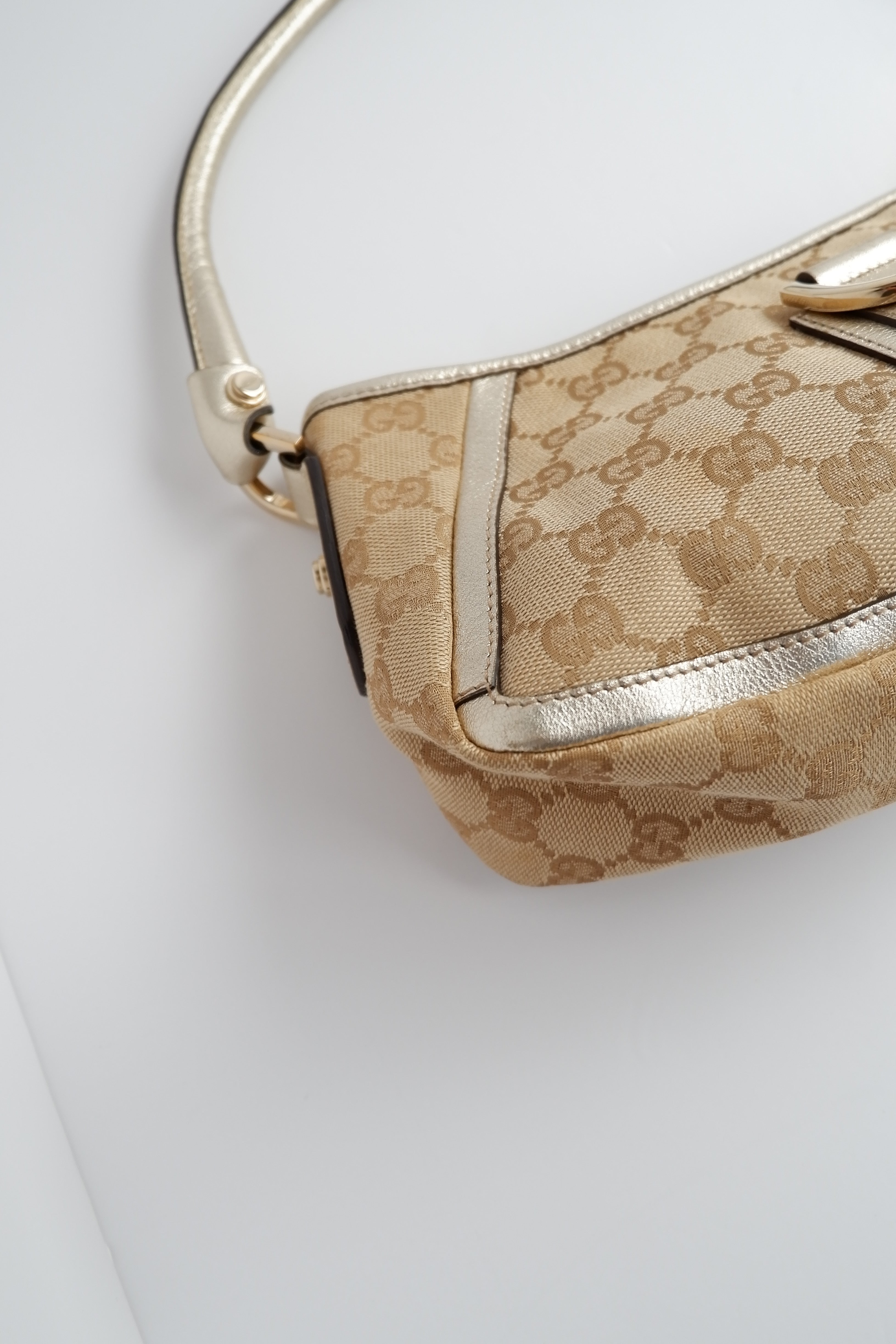 Sac bandoulière Gucci authentique d'occasion en toile GG beige/doré