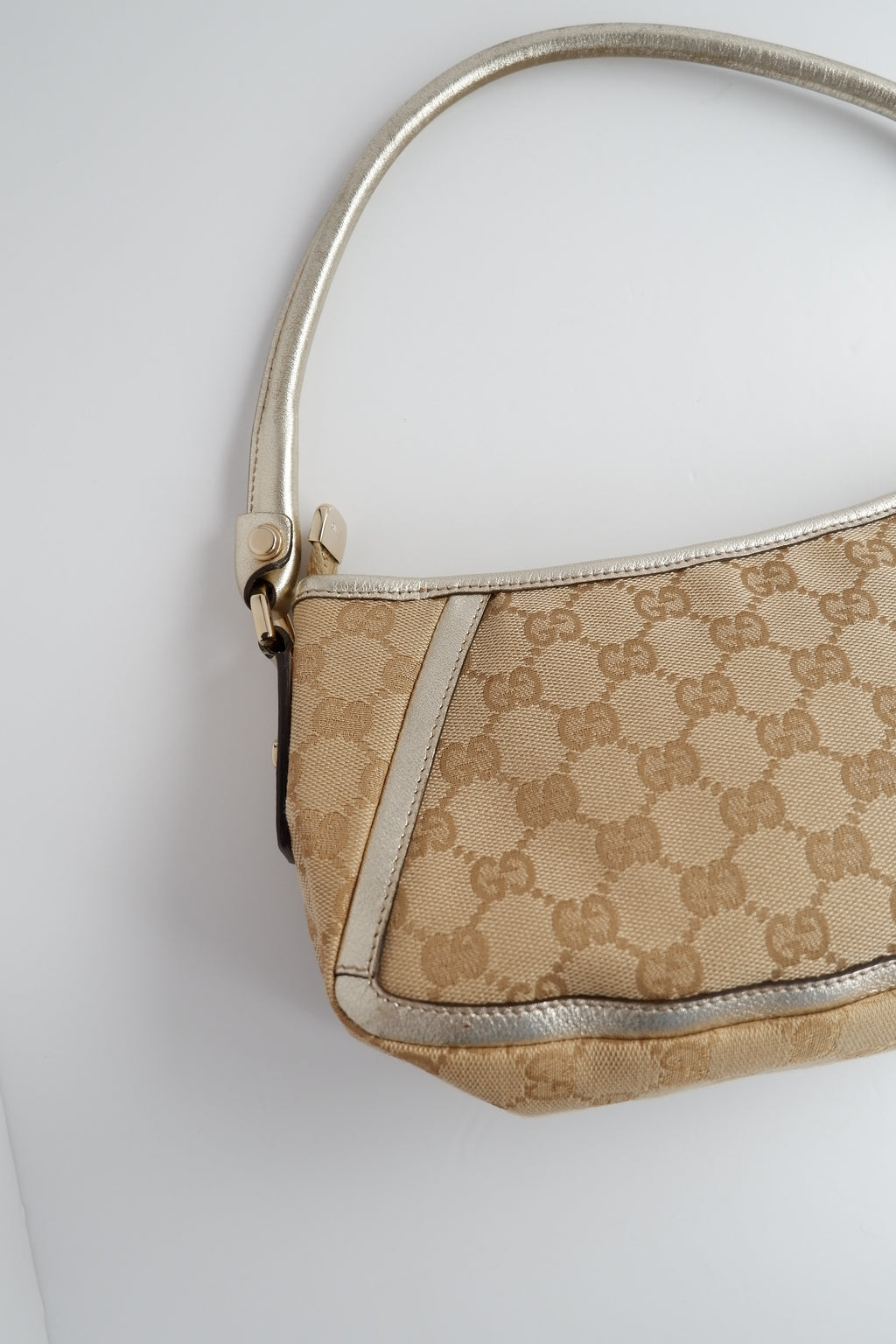 Sac bandoulière Gucci authentique d'occasion en toile GG beige/doré
