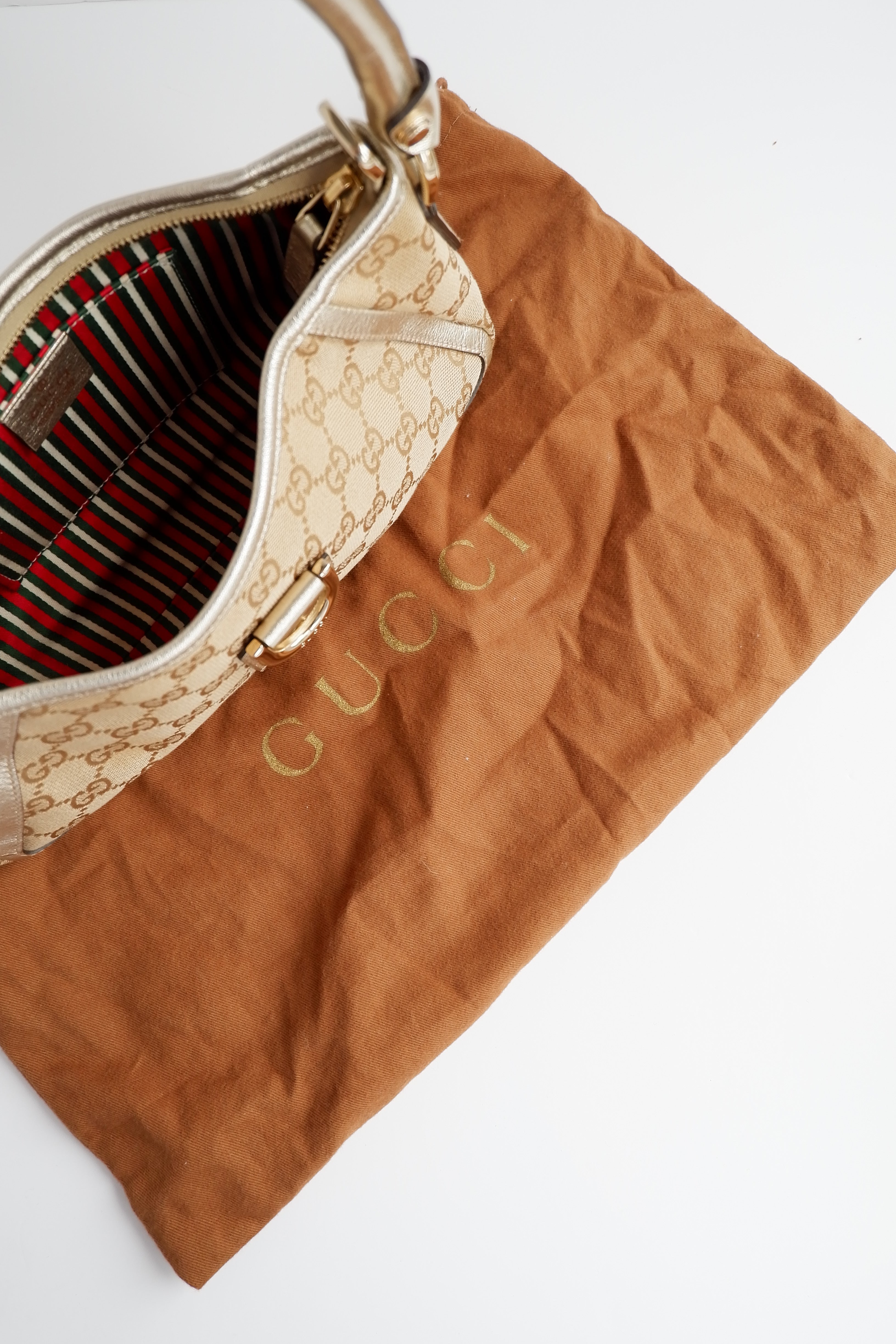 Sac bandoulière Gucci authentique d'occasion en toile GG beige/doré