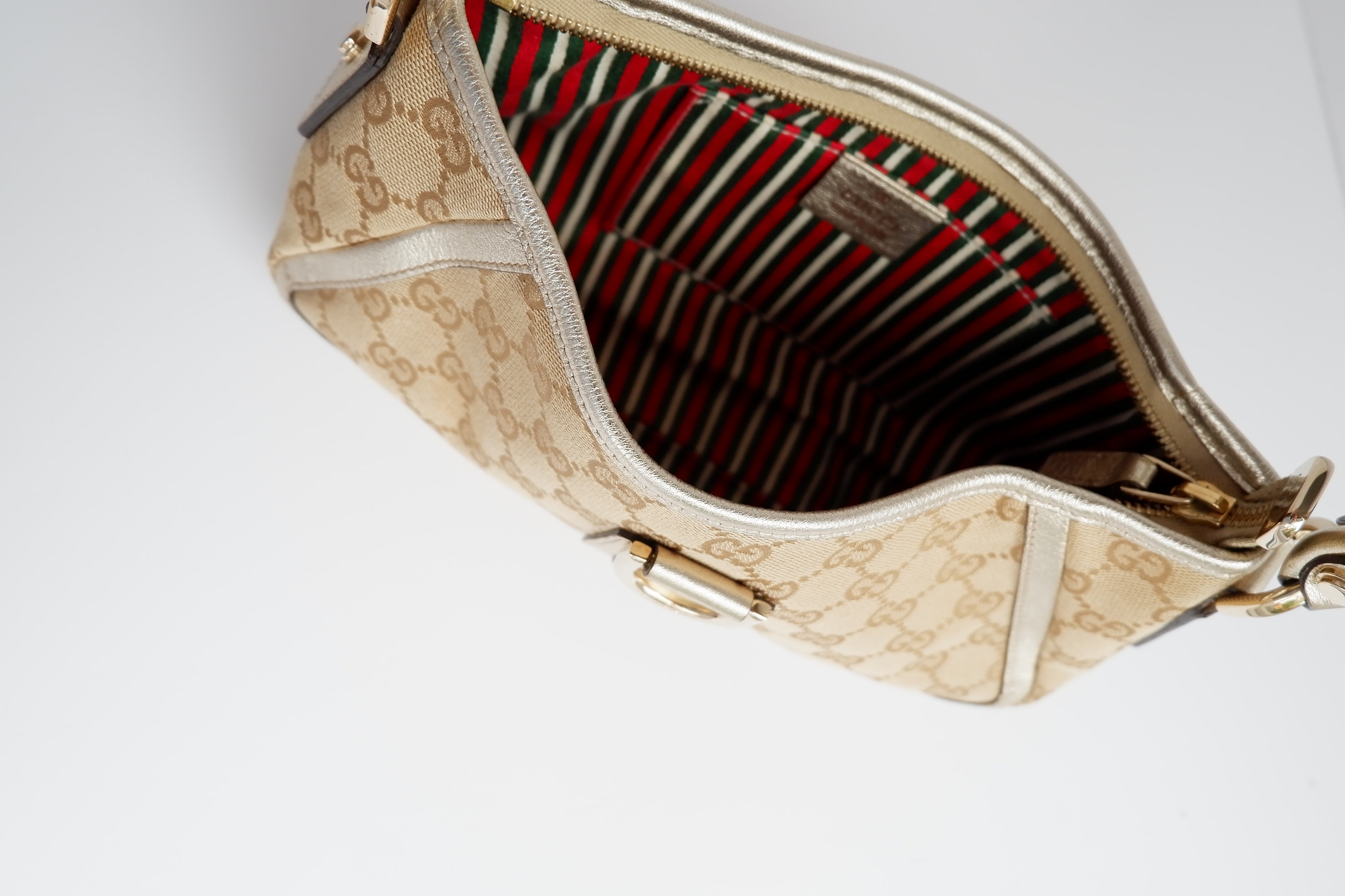 Sac bandoulière Gucci authentique d'occasion en toile GG beige/doré