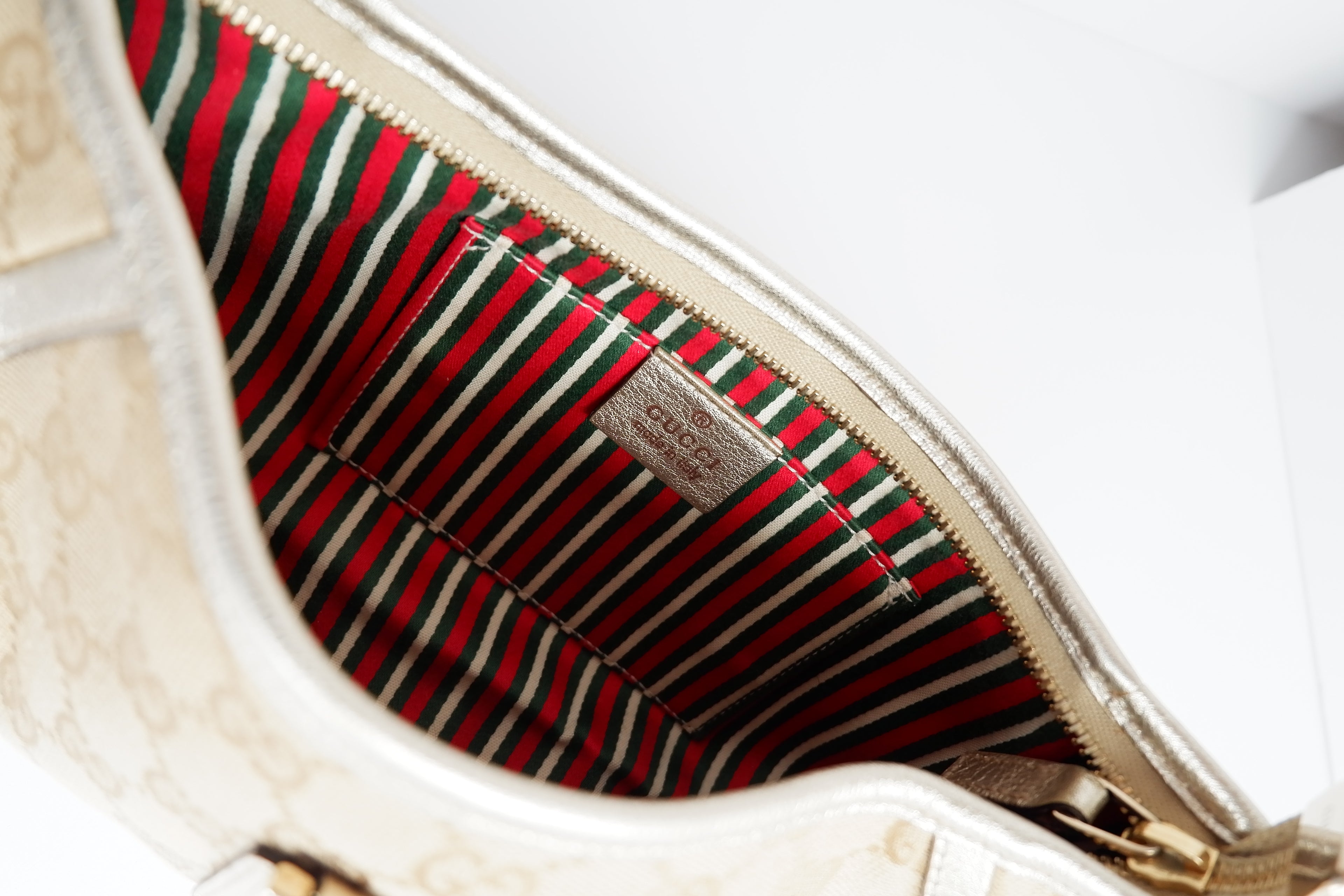 Sac bandoulière Gucci authentique d'occasion en toile GG beige/doré