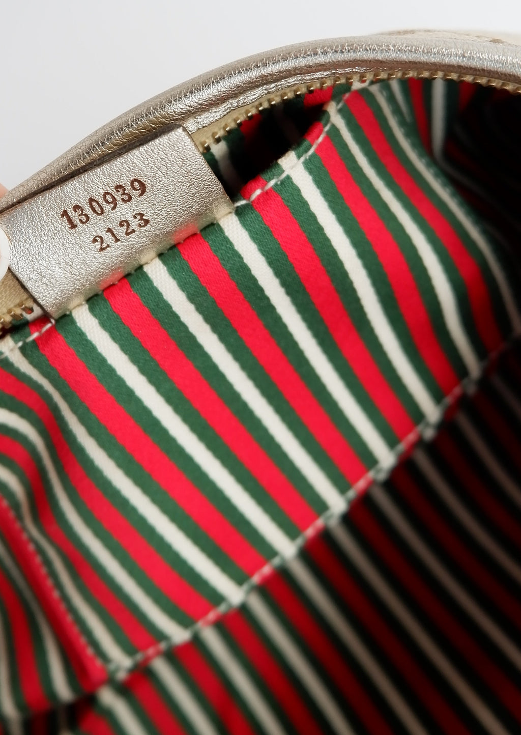 Sac bandoulière Gucci authentique d'occasion en toile GG beige/doré