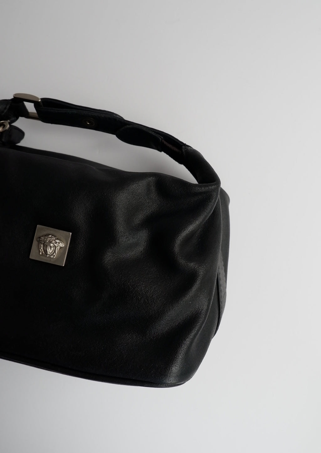 Authentique pochette micro en cuir Versace d'occasion avec poignée supérieure