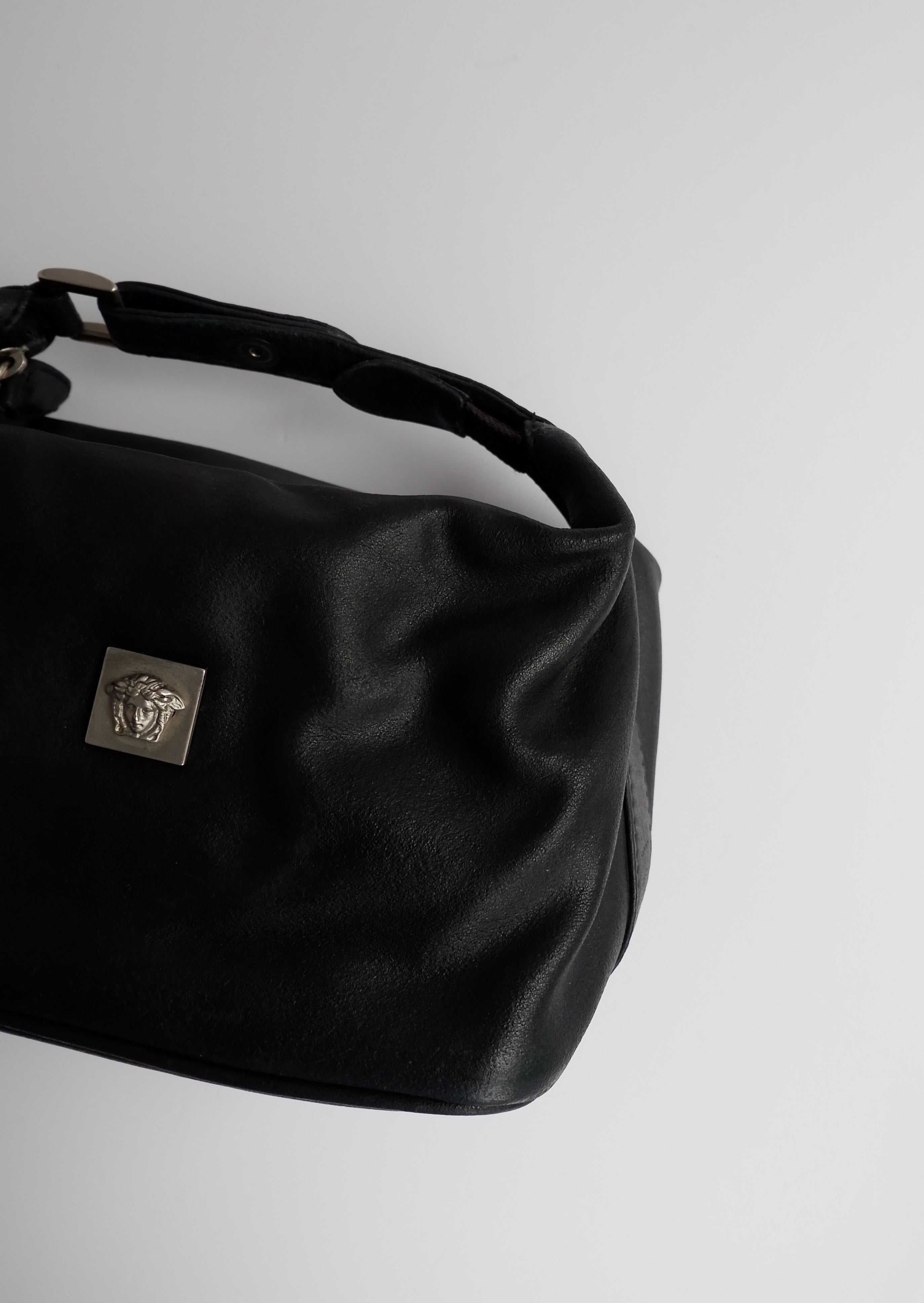 Authentique pochette micro en cuir Versace d'occasion avec poignée supérieure