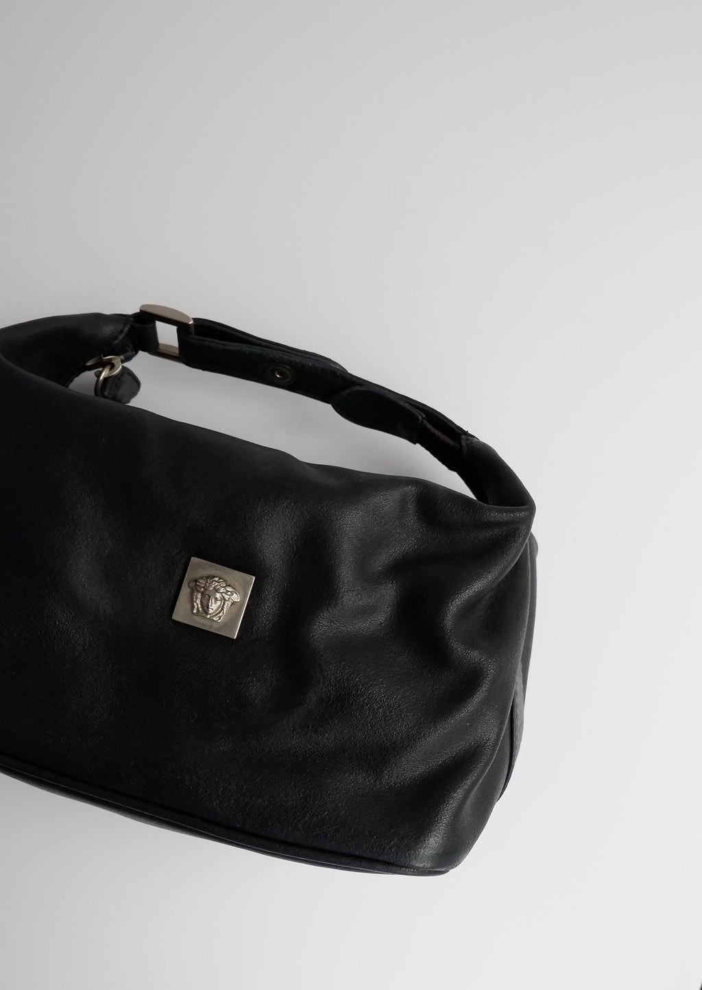 Authentique pochette micro en cuir Versace d'occasion avec poignée supérieure