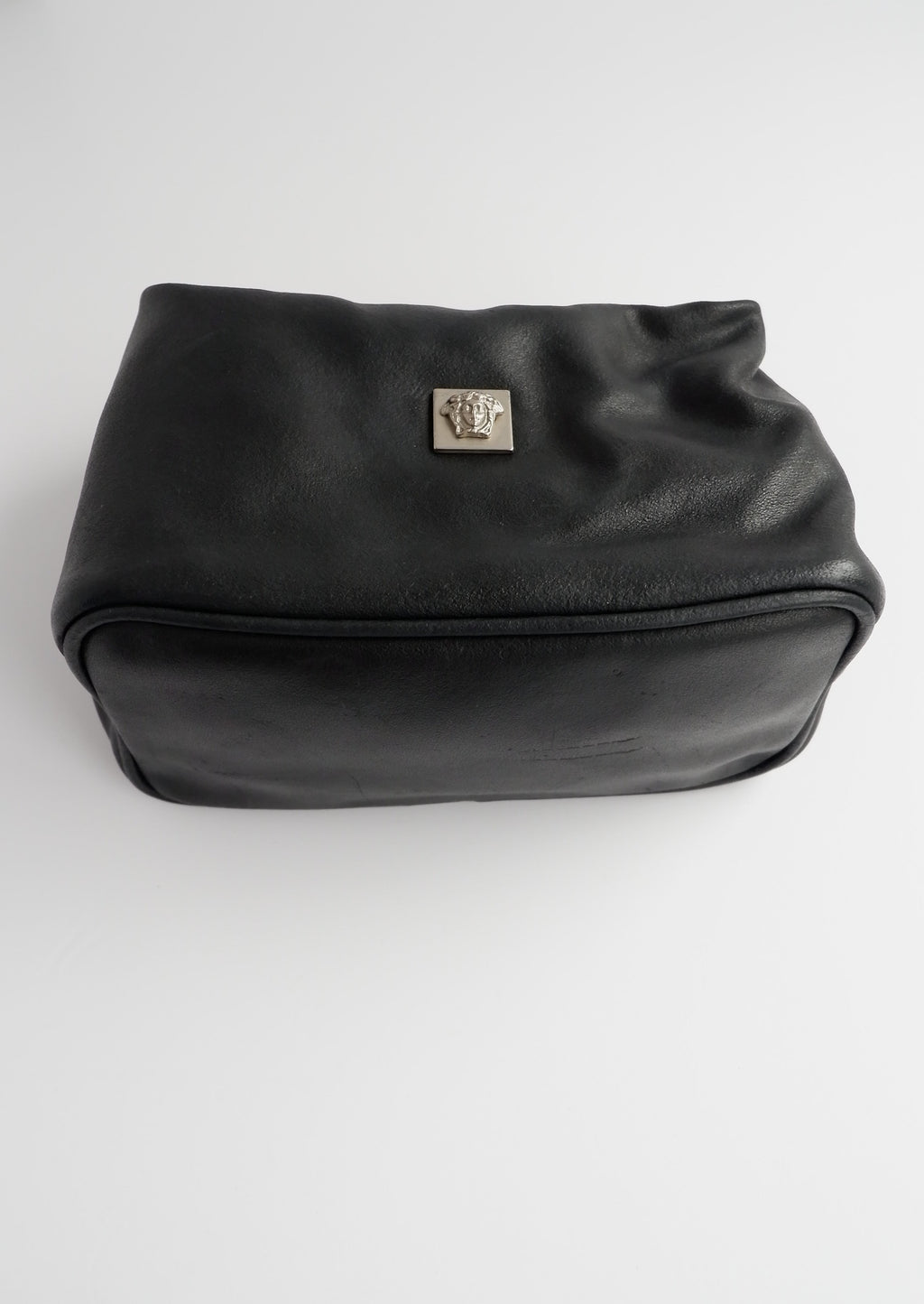Authentique pochette micro en cuir Versace d'occasion avec poignée supérieure