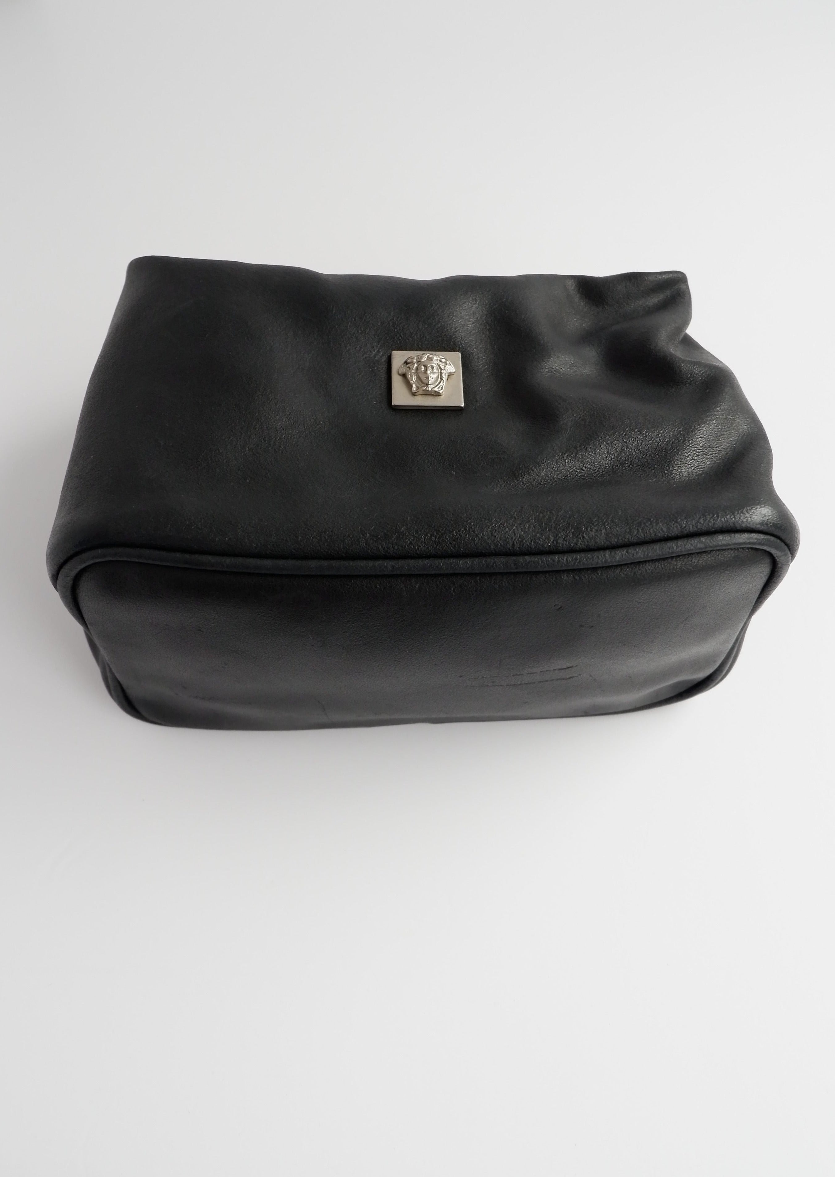 Authentique pochette micro en cuir Versace d'occasion avec poignée supérieure