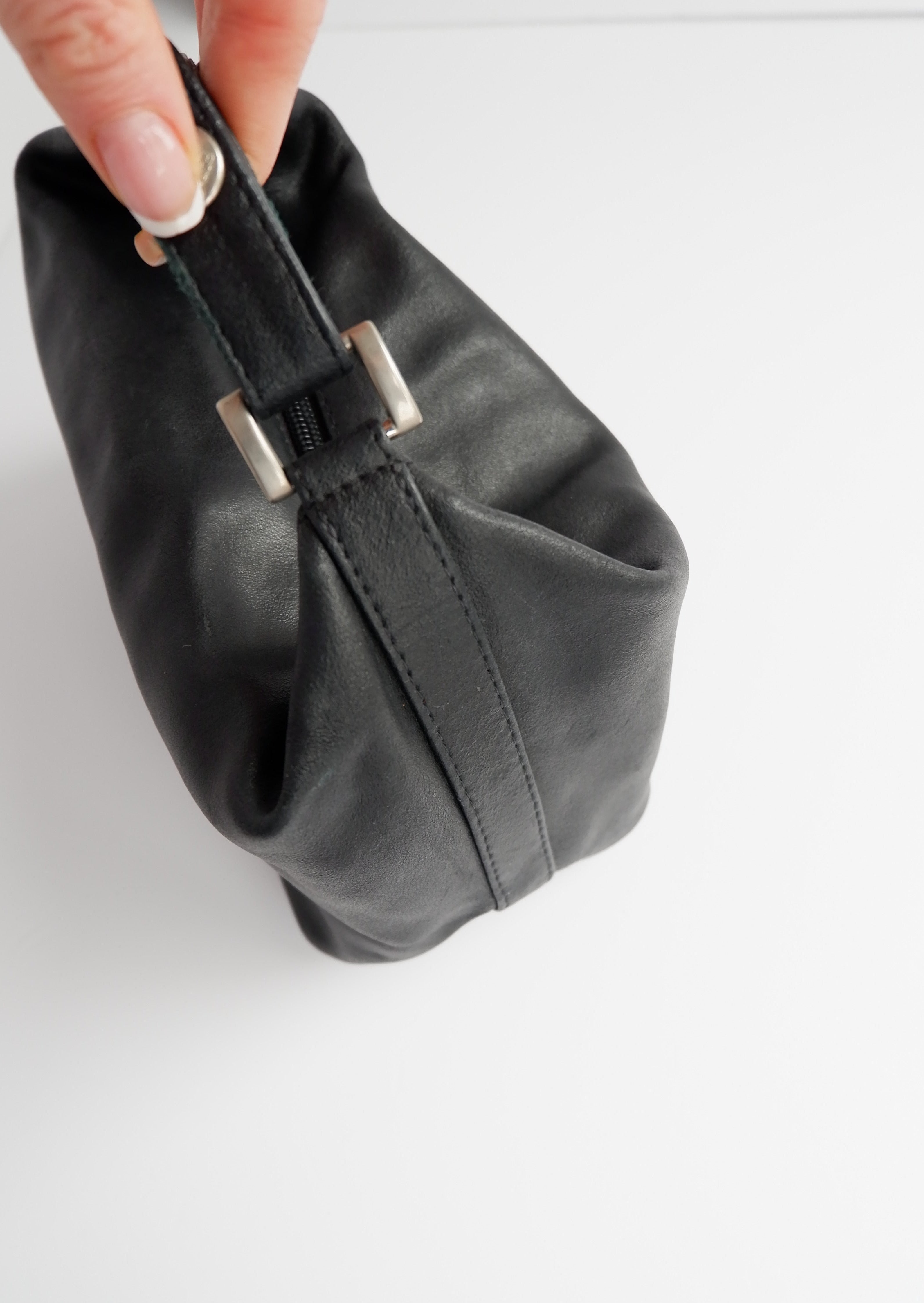 Authentique pochette micro en cuir Versace d'occasion avec poignée supérieure