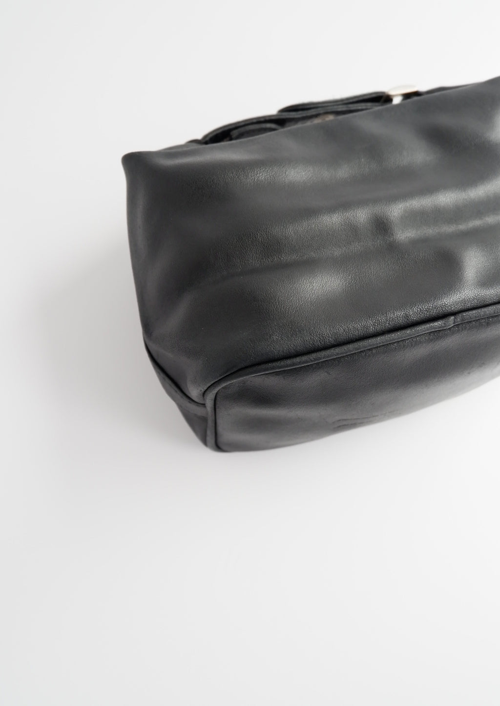 Authentique pochette micro en cuir Versace d'occasion avec poignée supérieure
