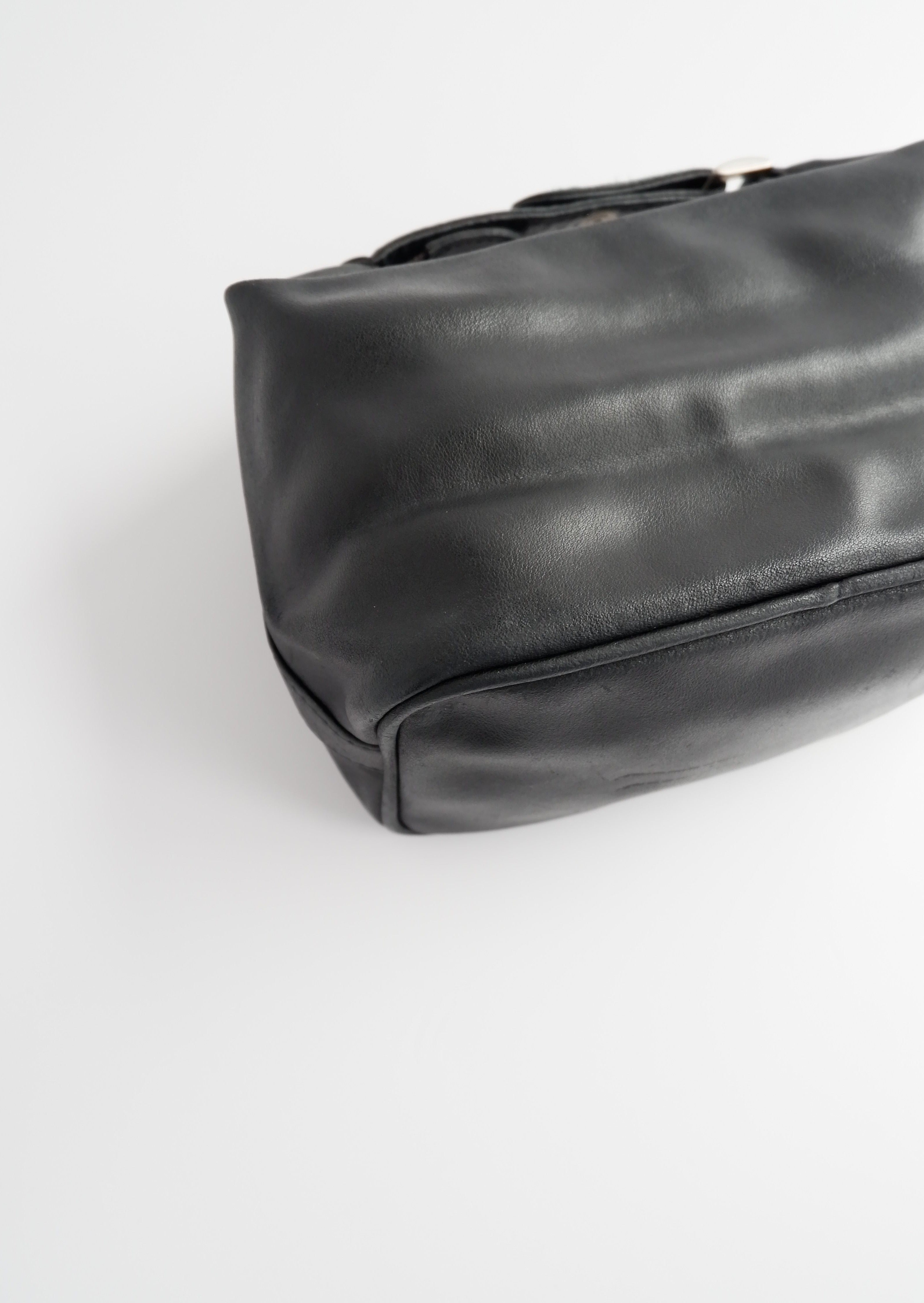 Authentique pochette micro en cuir Versace d'occasion avec poignée supérieure