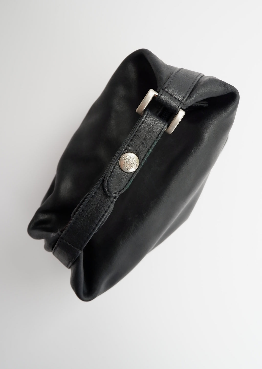Authentique pochette micro en cuir Versace d'occasion avec poignée supérieure