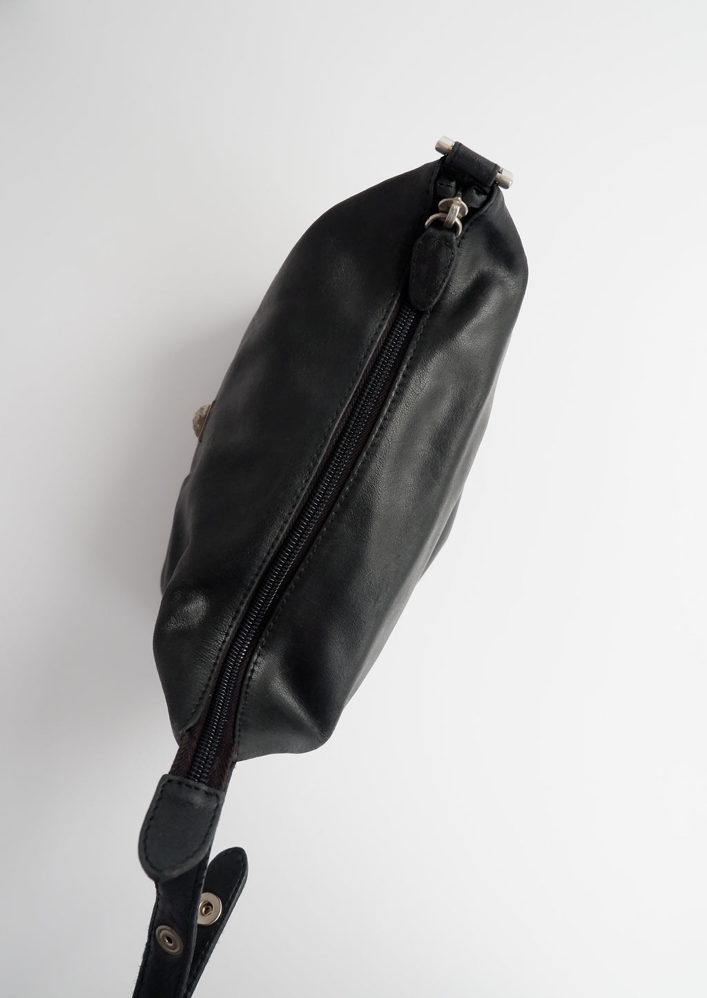 Authentique pochette micro en cuir Versace d'occasion avec poignée supérieure