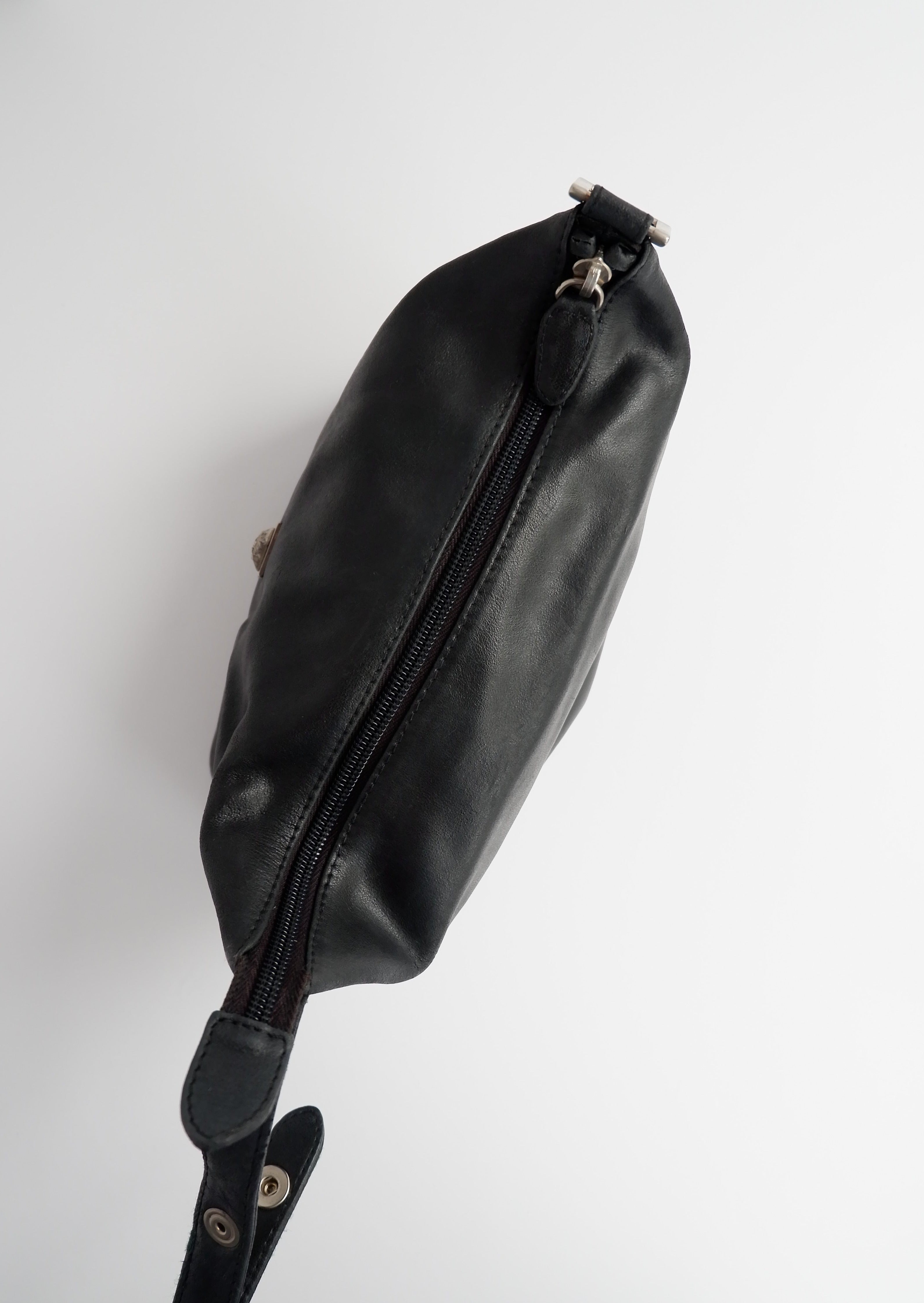 Authentique pochette micro en cuir Versace d'occasion avec poignée supérieure