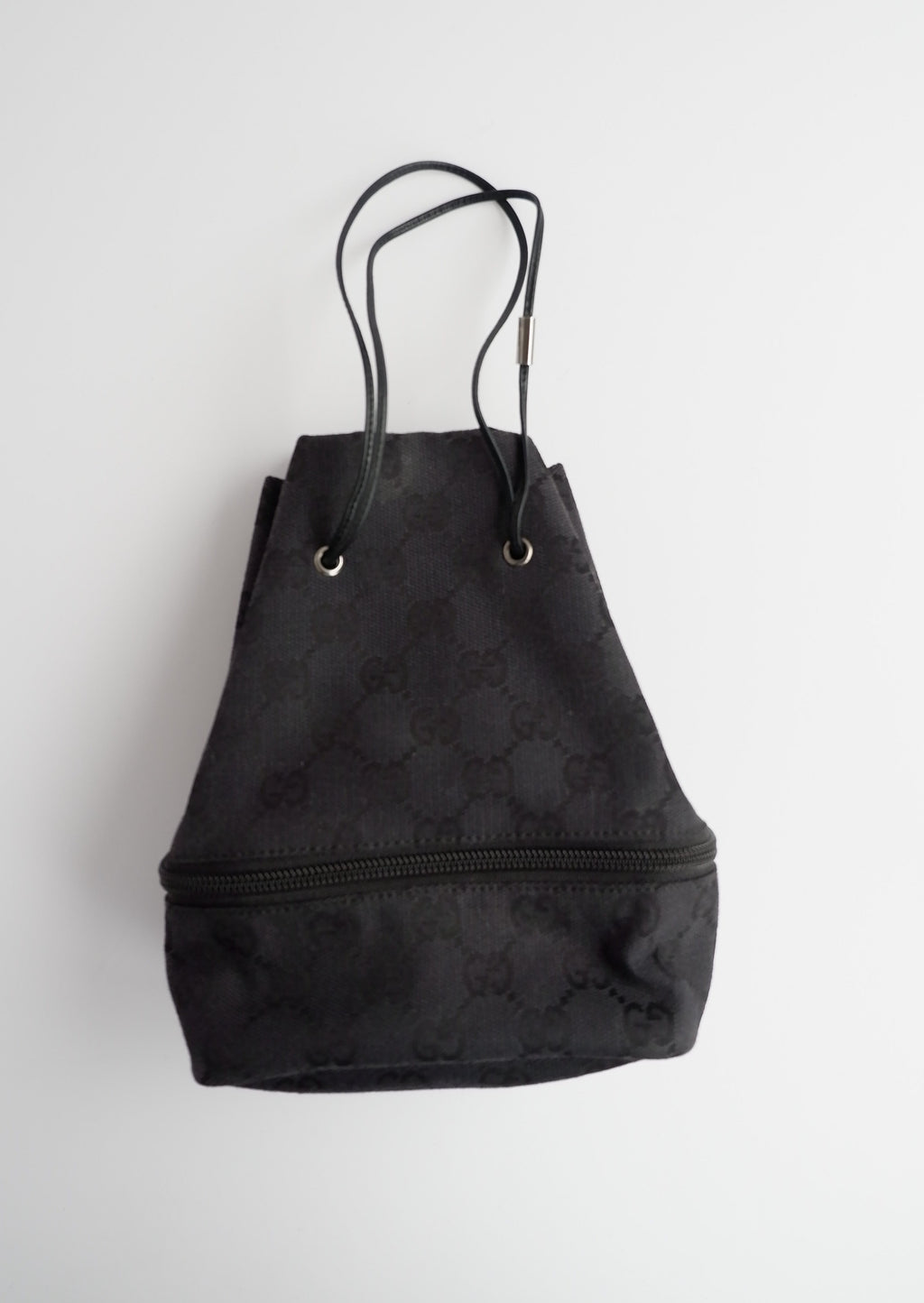 Pochette à cordon Gucci authentique d'occasion en toile GG noire