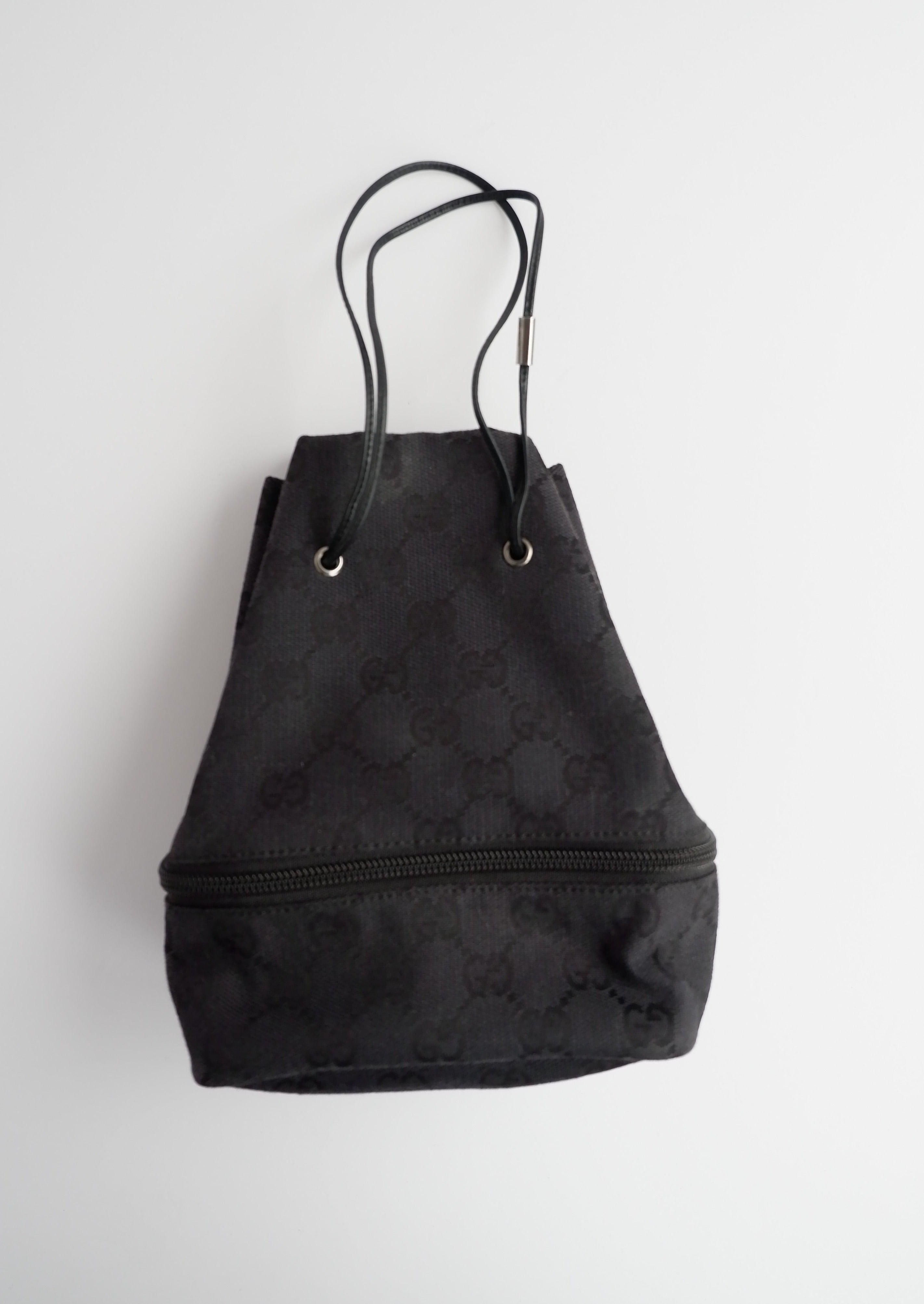 Pochette à cordon Gucci authentique d'occasion en toile GG noire