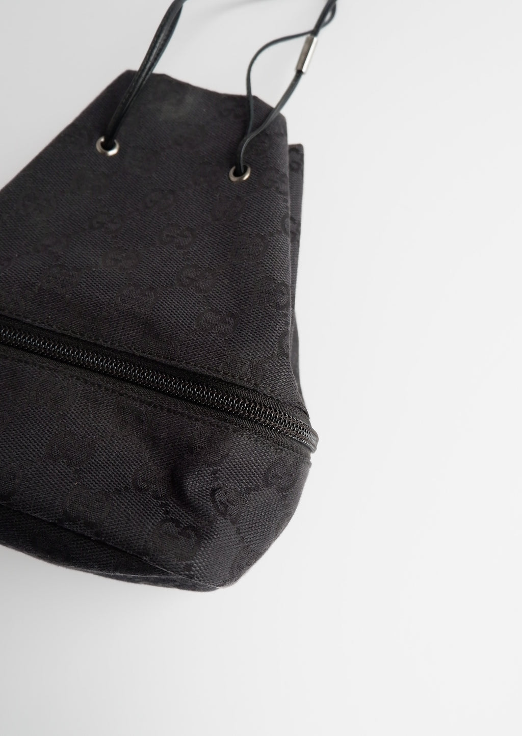 Pochette à cordon Gucci authentique d'occasion en toile GG noire