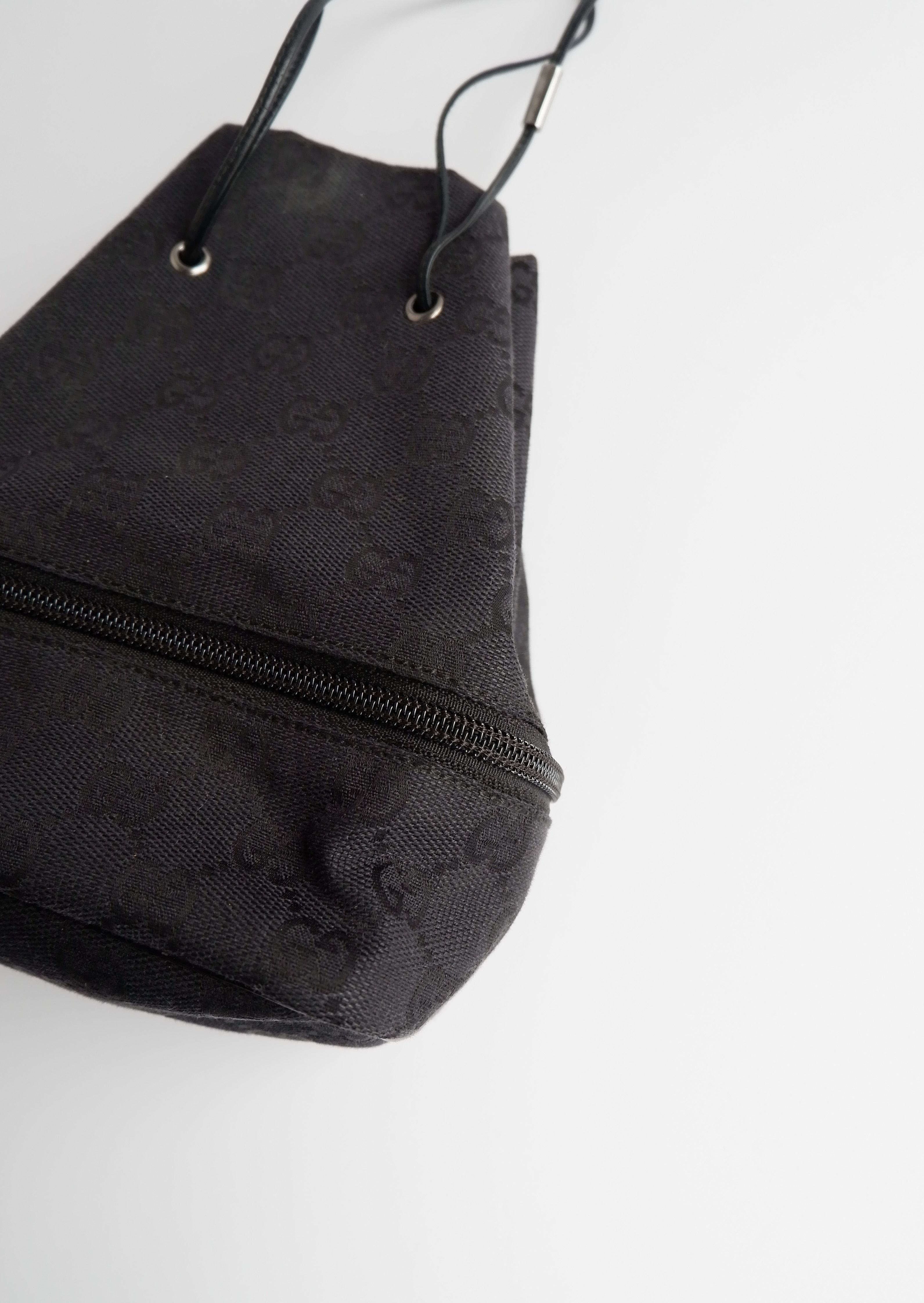 Pochette à cordon Gucci authentique d'occasion en toile GG noire