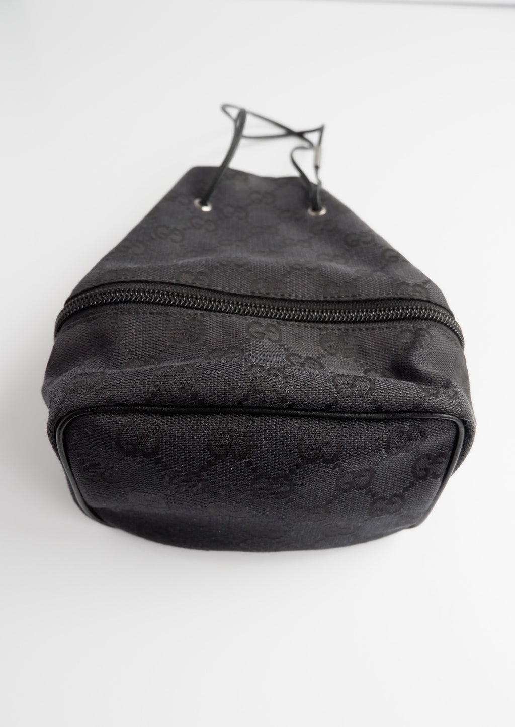 Pochette à cordon Gucci authentique d'occasion en toile GG noire