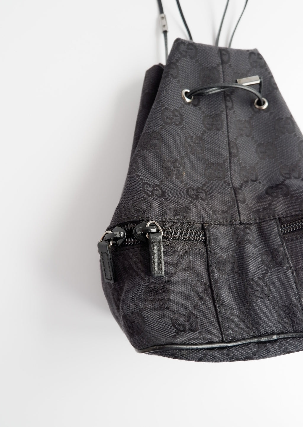 Pochette à cordon Gucci authentique d'occasion en toile GG noire