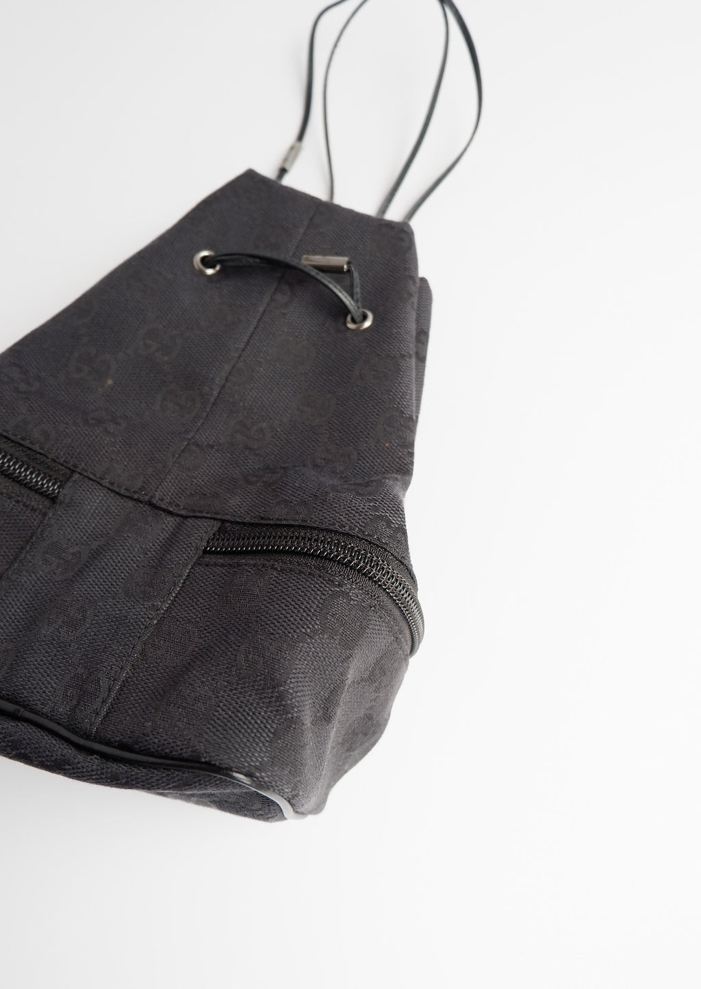 Pochette à cordon Gucci authentique d'occasion en toile GG noire
