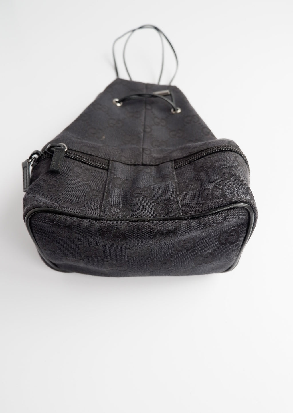 Pochette à cordon Gucci authentique d'occasion en toile GG noire