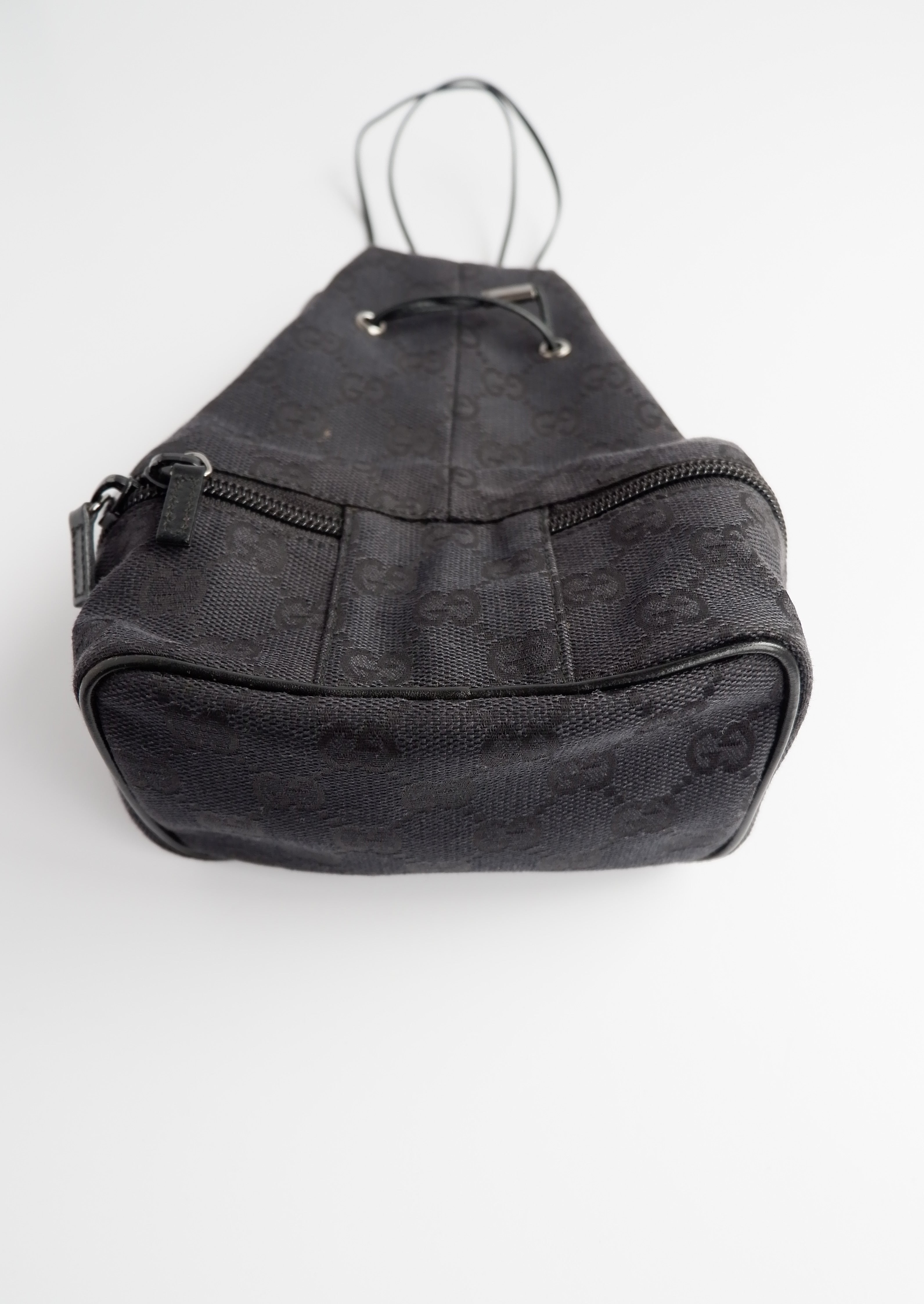 Pochette à cordon Gucci authentique d'occasion en toile GG noire