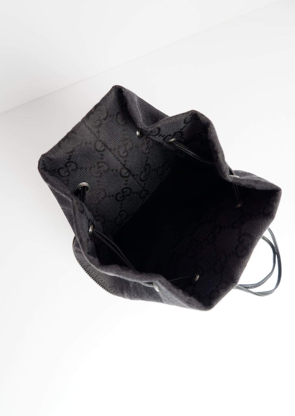 Pochette à cordon Gucci authentique d'occasion en toile GG noire