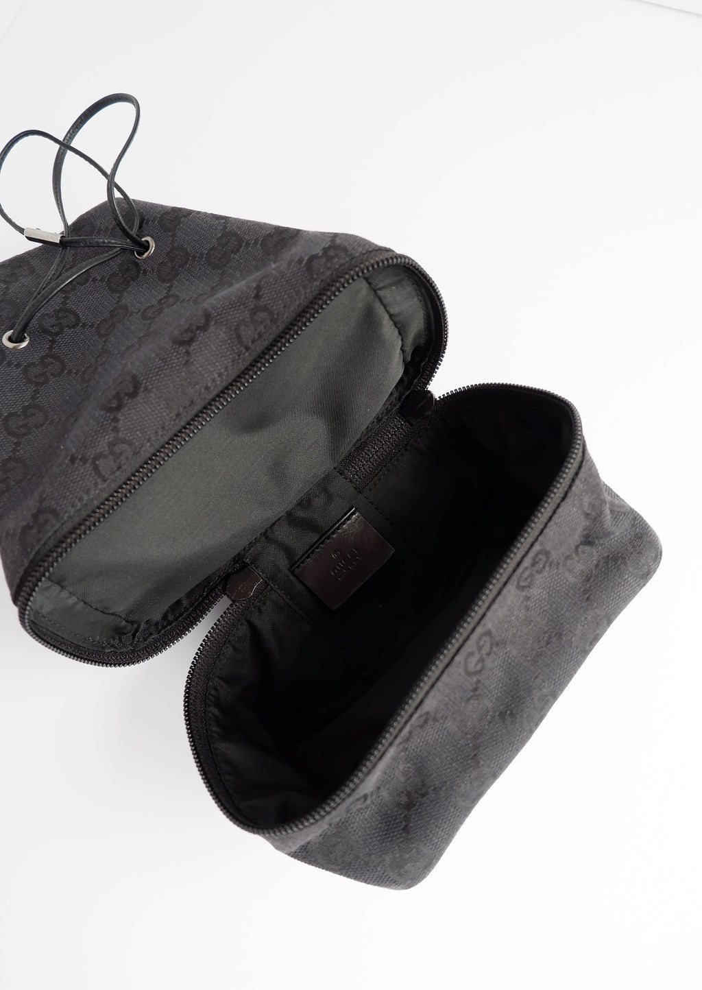 Pochette à cordon Gucci authentique d'occasion en toile GG noire