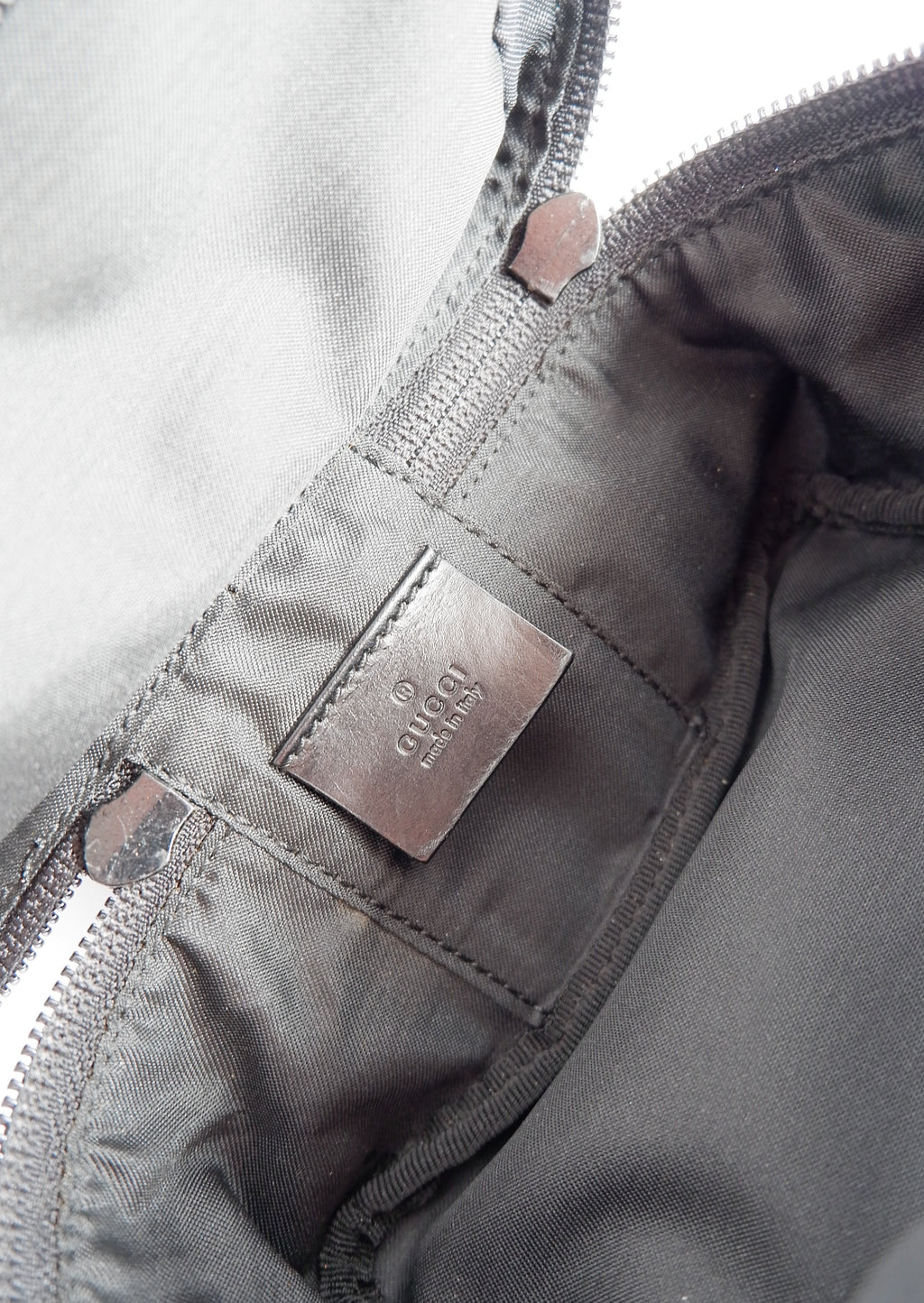 Pochette à cordon Gucci authentique d'occasion en toile GG noire