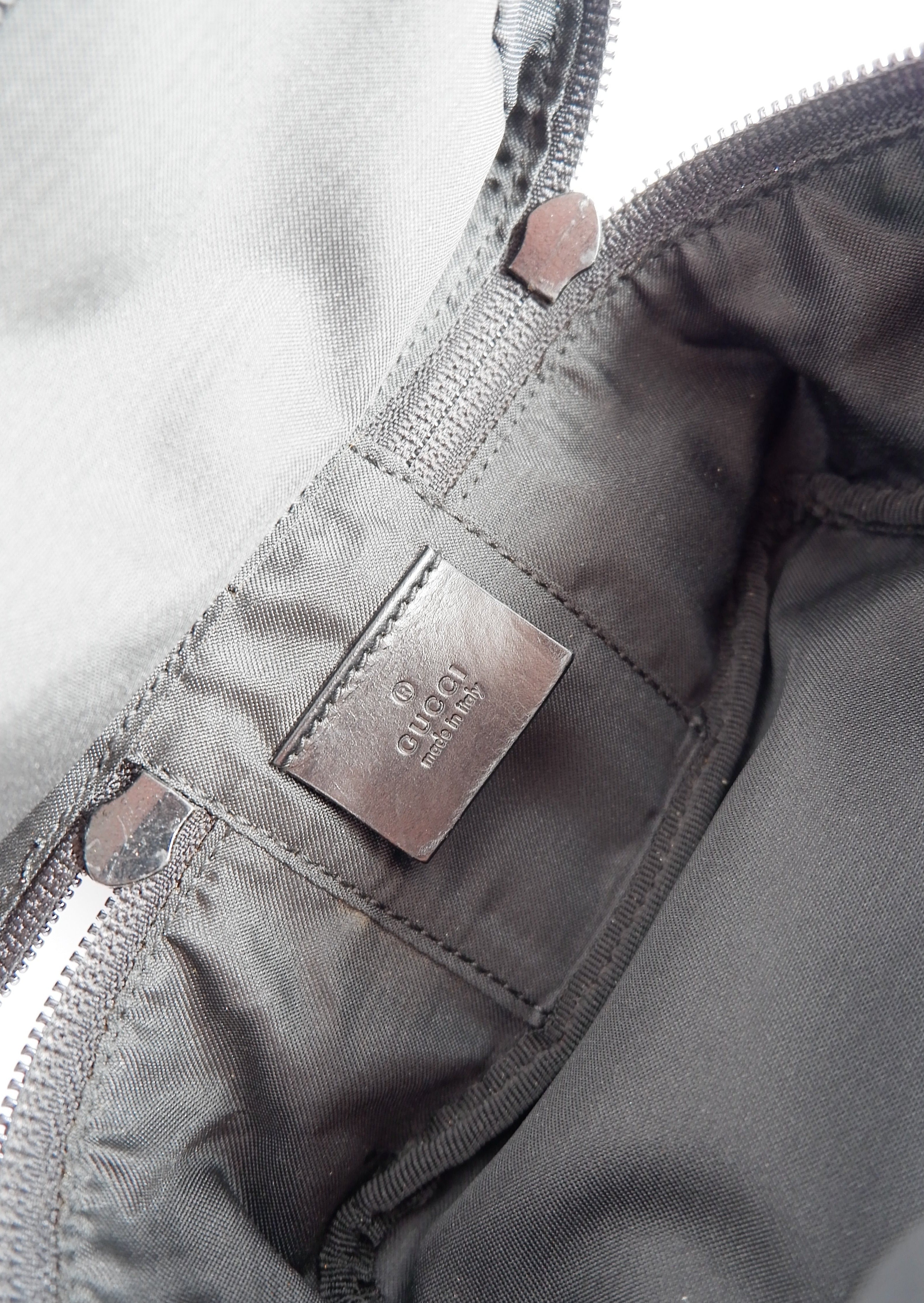 Pochette à cordon Gucci authentique d'occasion en toile GG noire