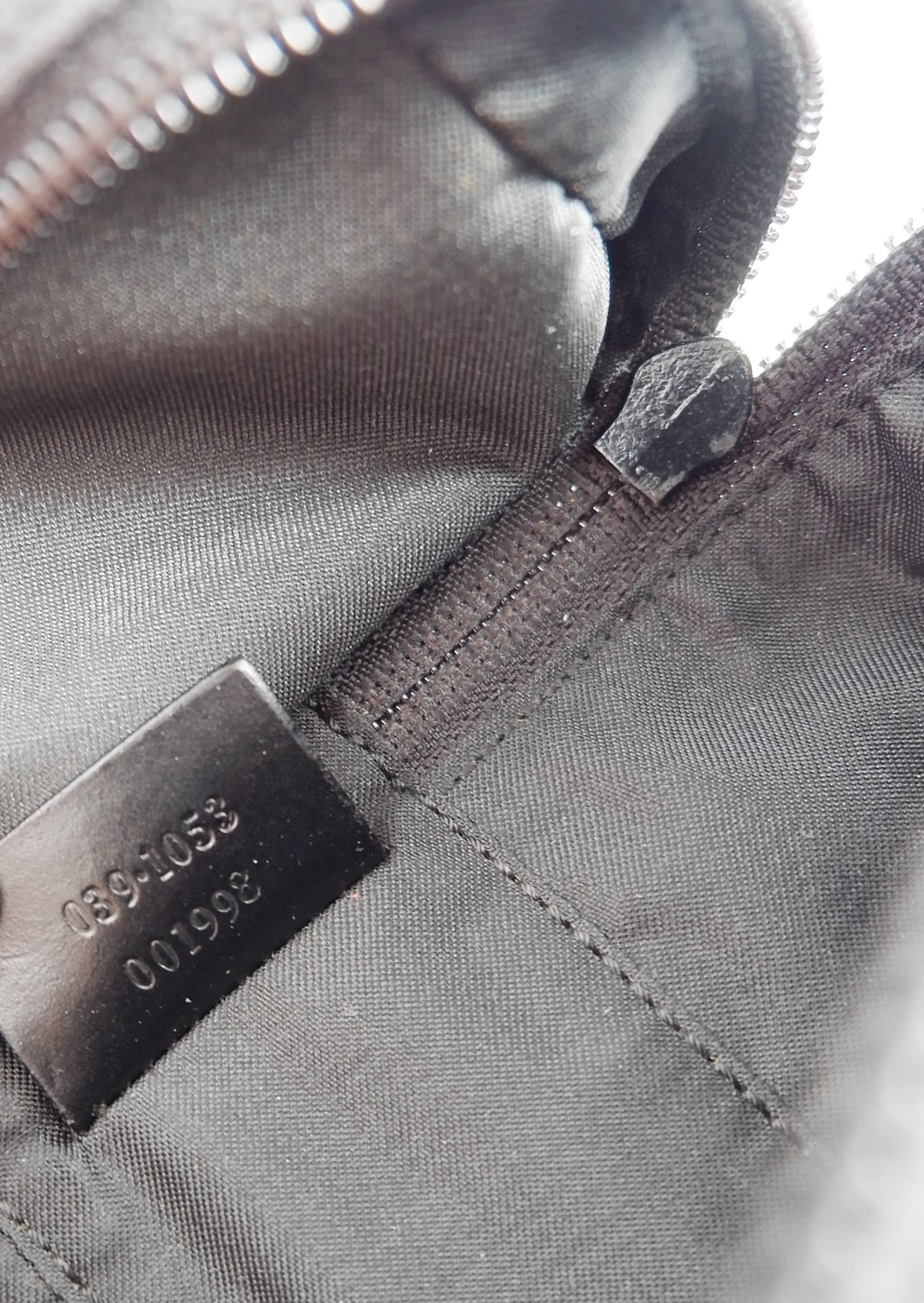 Pochette à cordon Gucci authentique d'occasion en toile GG noire