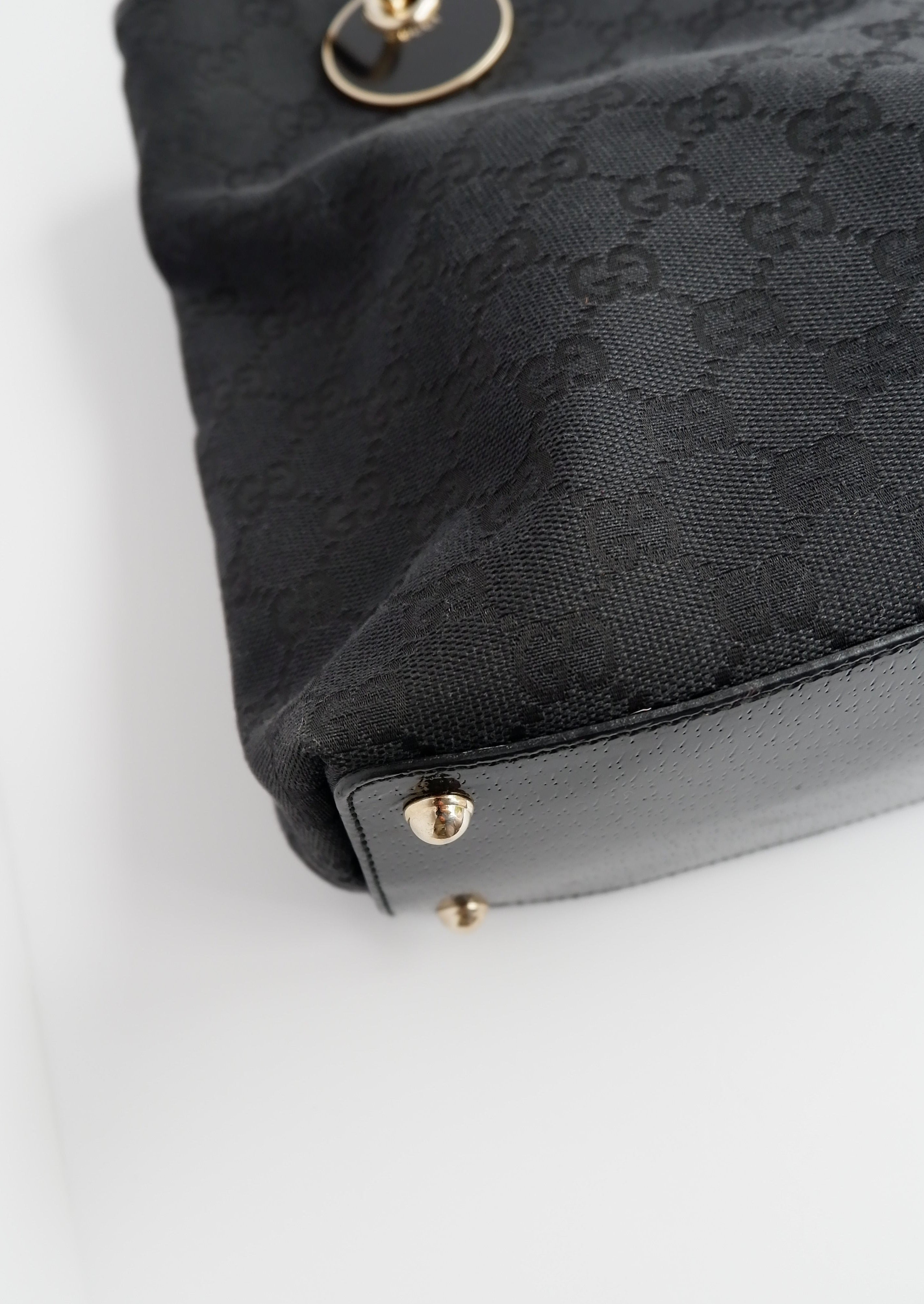 Authentique sac cabas Gucci d'occasion en toile GG noire