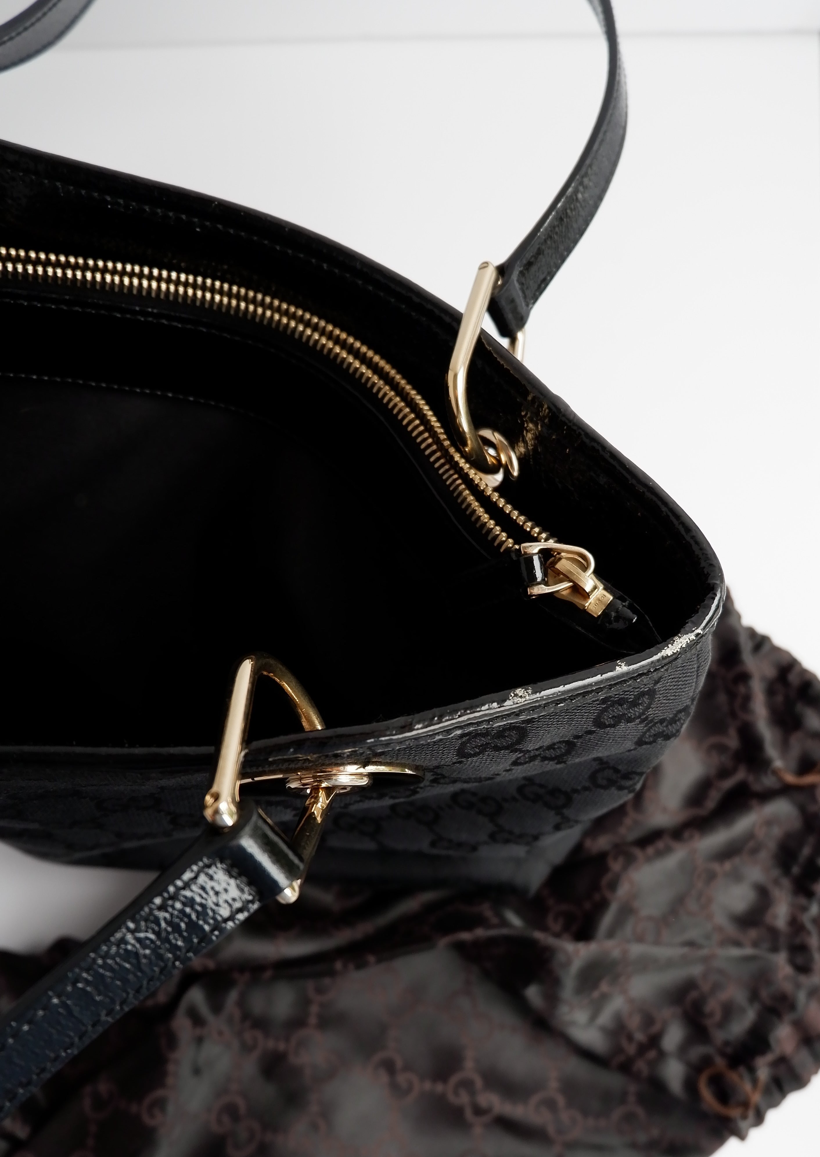 Authentique sac cabas Gucci d'occasion en toile GG noire