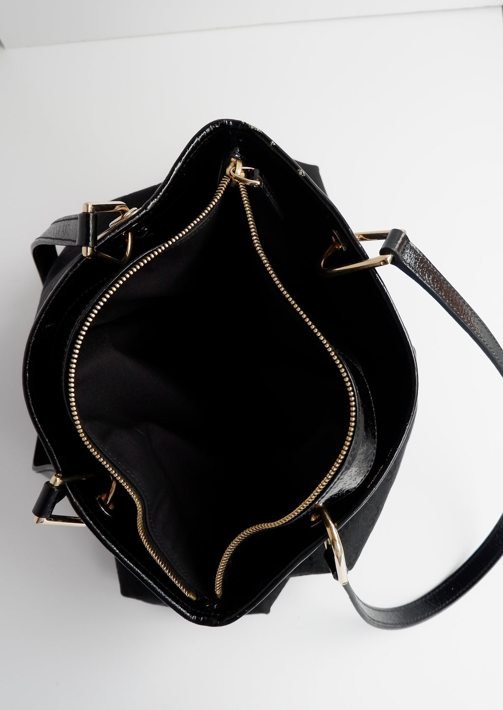 Authentique sac cabas Gucci d'occasion en toile GG noire
