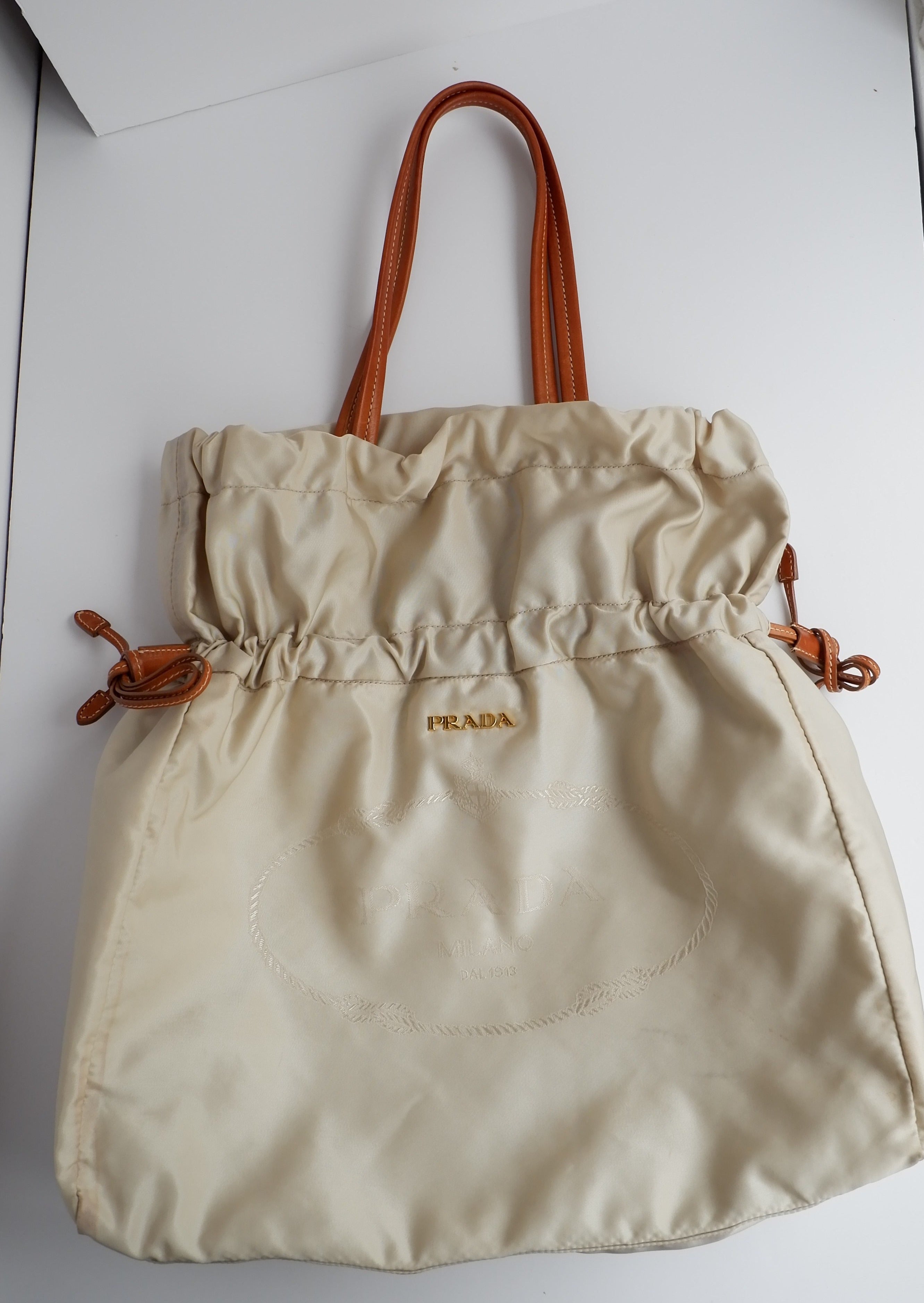 Authentique Sac fourre-tout Prada en nylon et cuir beige d'occasion