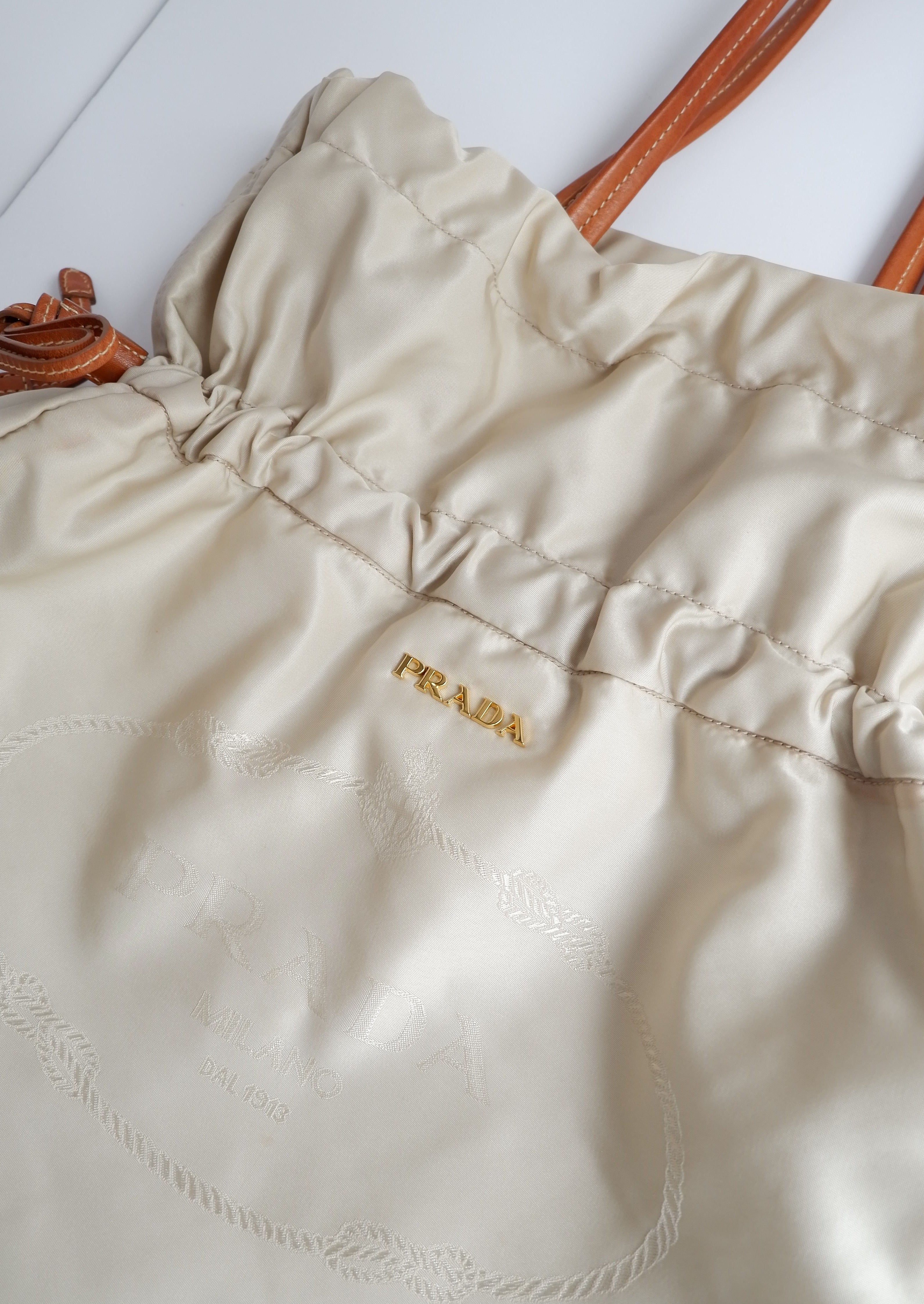 Authentique Sac fourre-tout Prada en nylon et cuir beige d'occasion